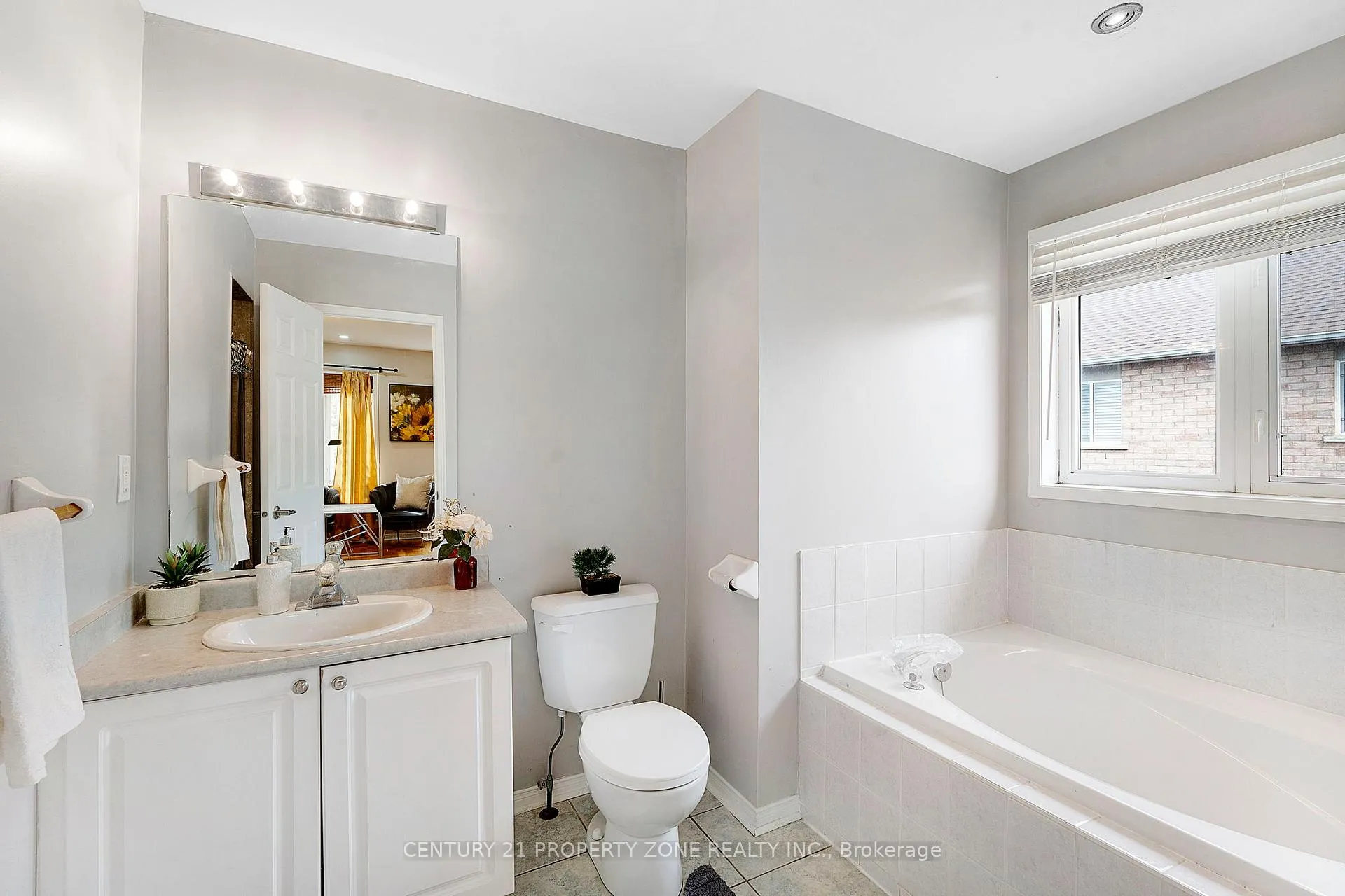 Photo 19 of 29 Oakmeadow Drive, Brampton, Fletcher's Meadow — HOMEH