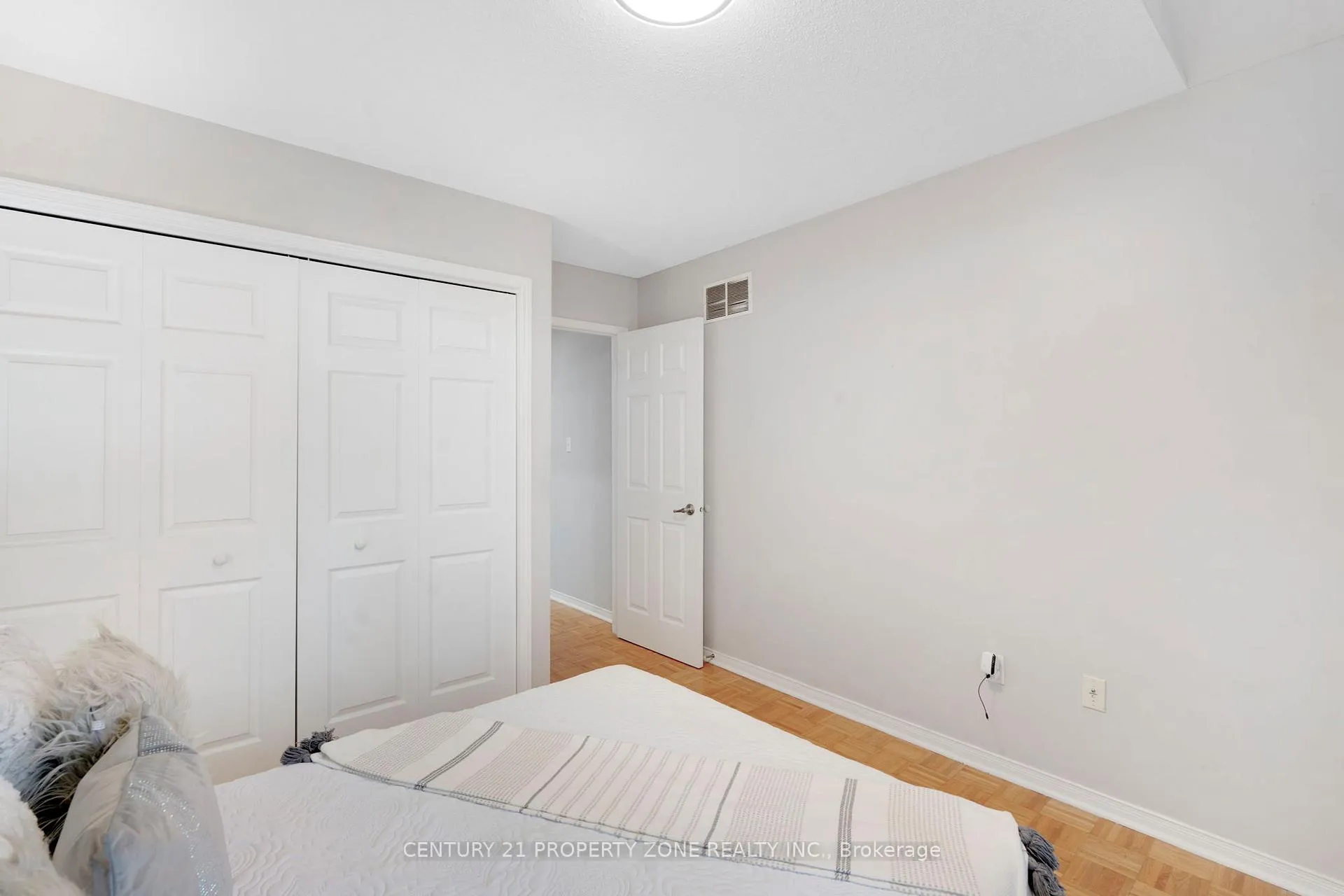 Photo 25 of 29 Oakmeadow Drive, Brampton, Fletcher's Meadow — HOMEH
