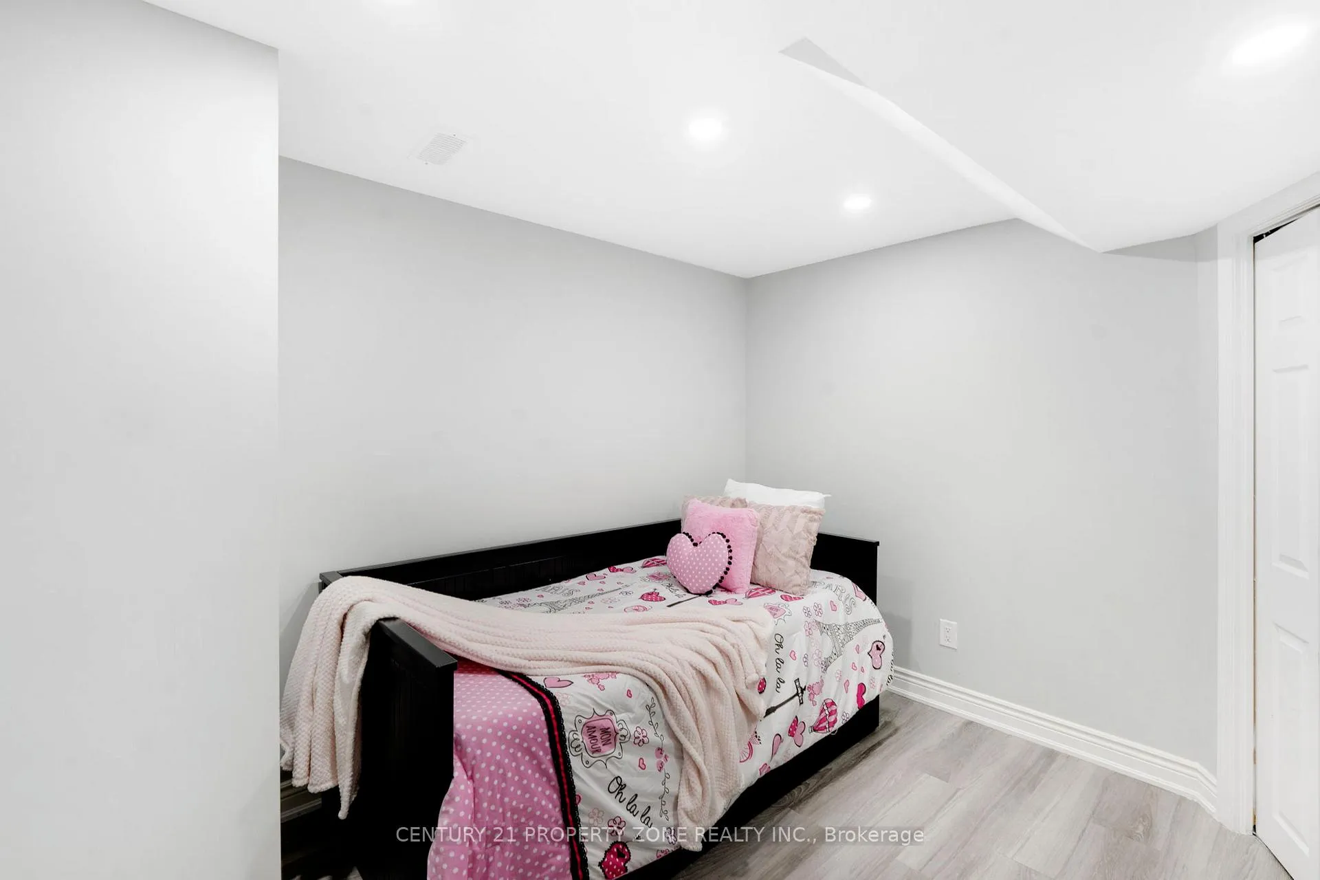 Photo 31 of 29 Oakmeadow Drive, Brampton, Fletcher's Meadow — HOMEH
