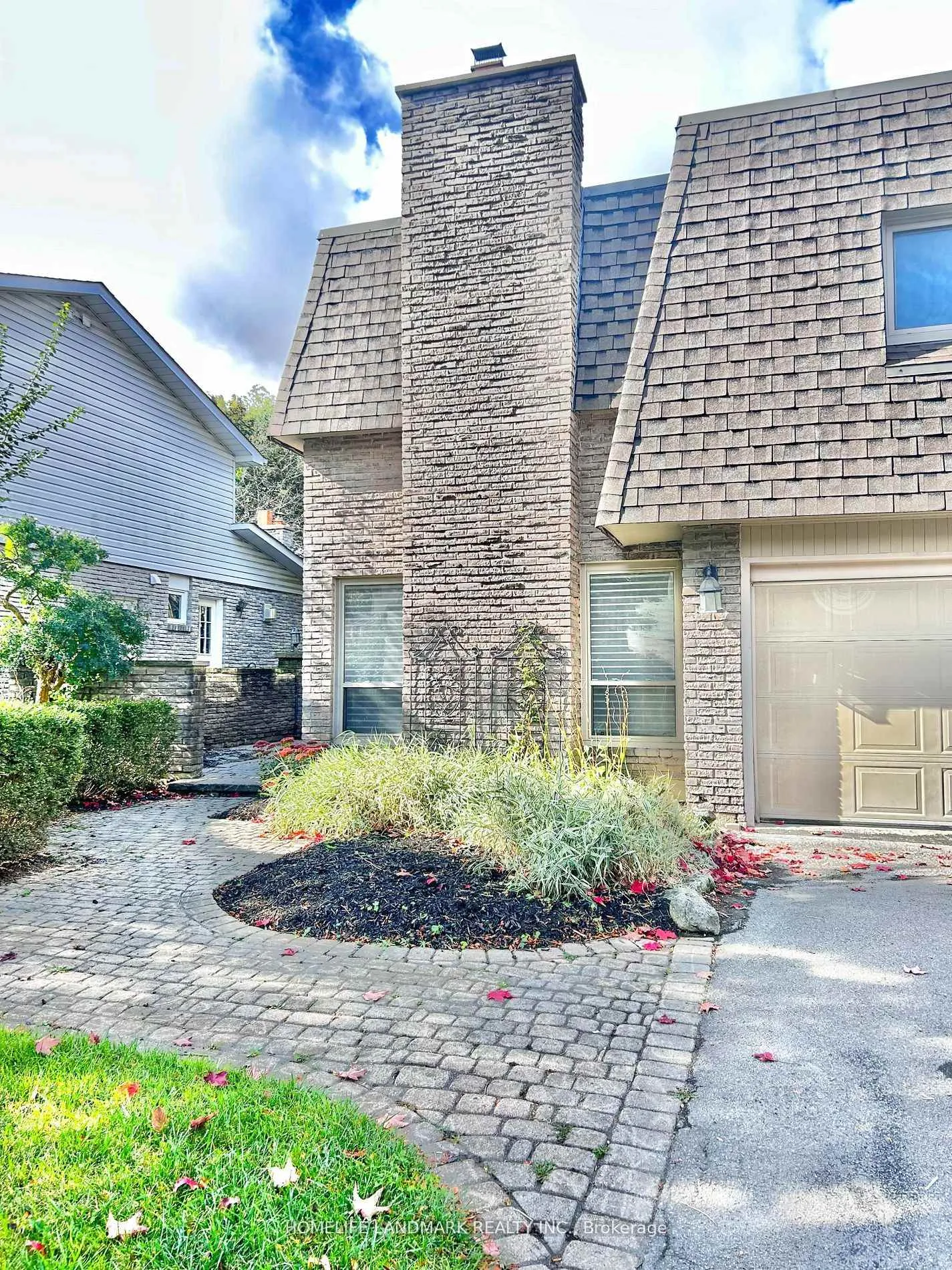 Photo 2 of 18 Summerfeldt Crescent, Markham, Unionville — HOMEH