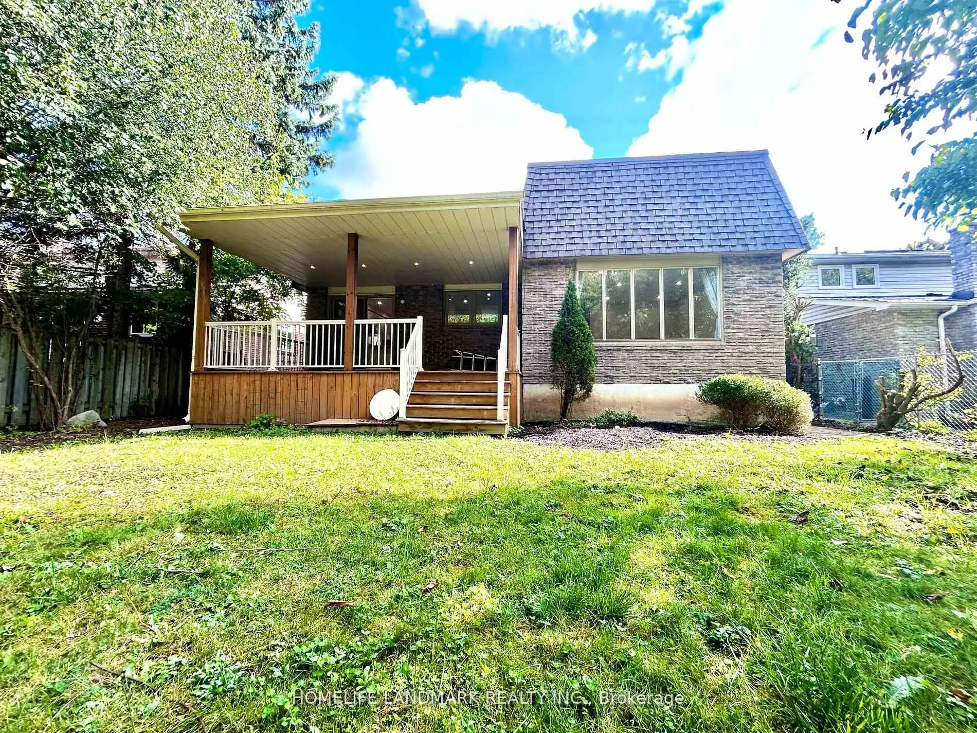 Photo 3 of 18 Summerfeldt Crescent, Markham, Unionville — HOMEH
