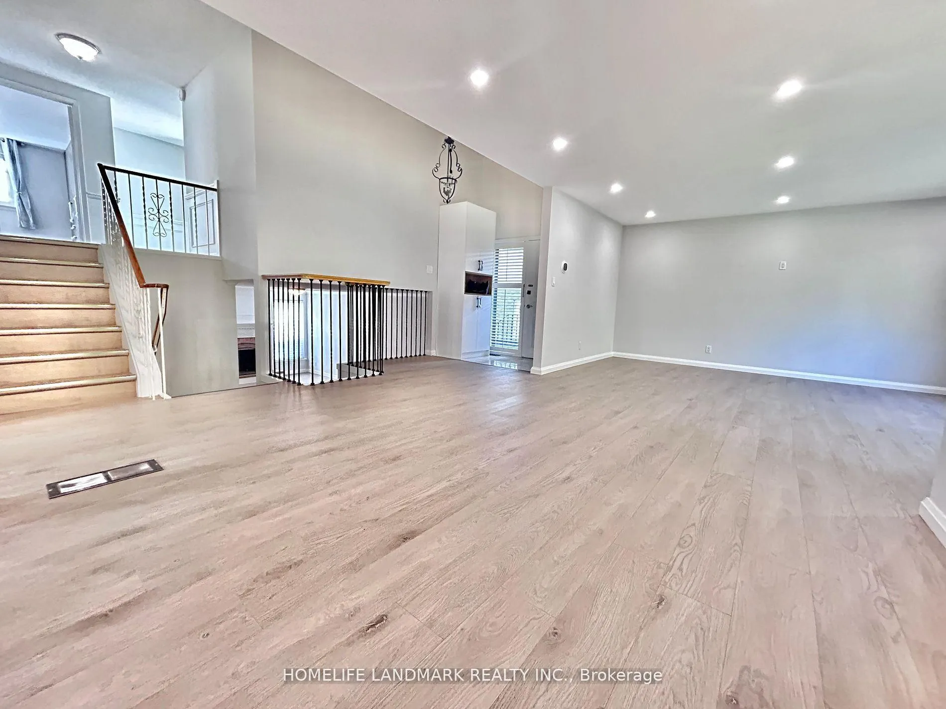 Photo 5 of 18 Summerfeldt Crescent, Markham, Unionville — HOMEH