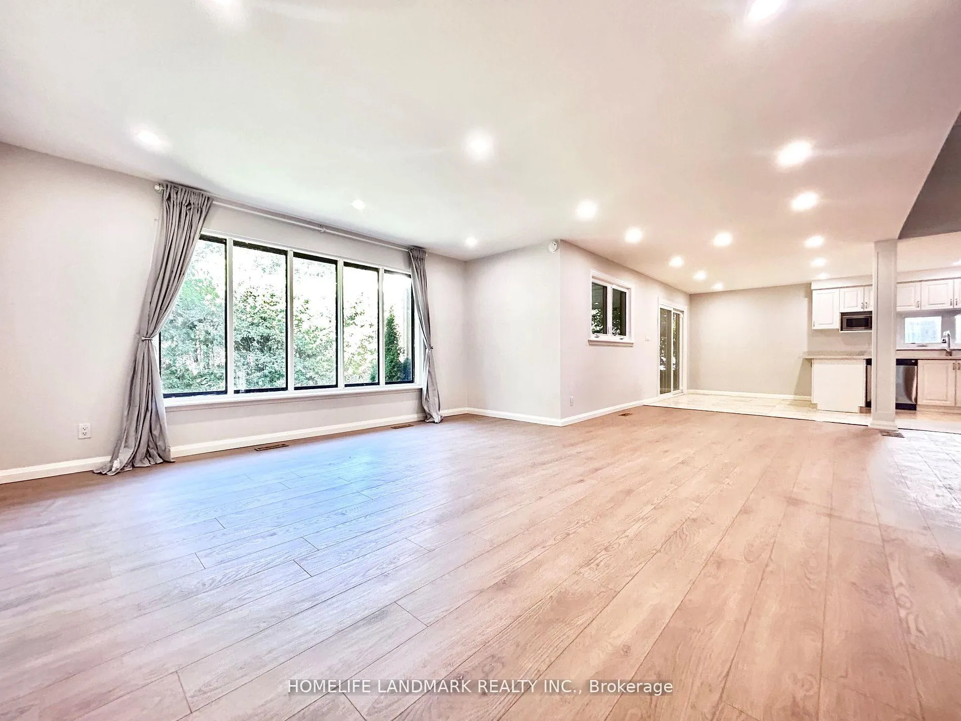 Photo 7 of 18 Summerfeldt Crescent, Markham, Unionville — HOMEH