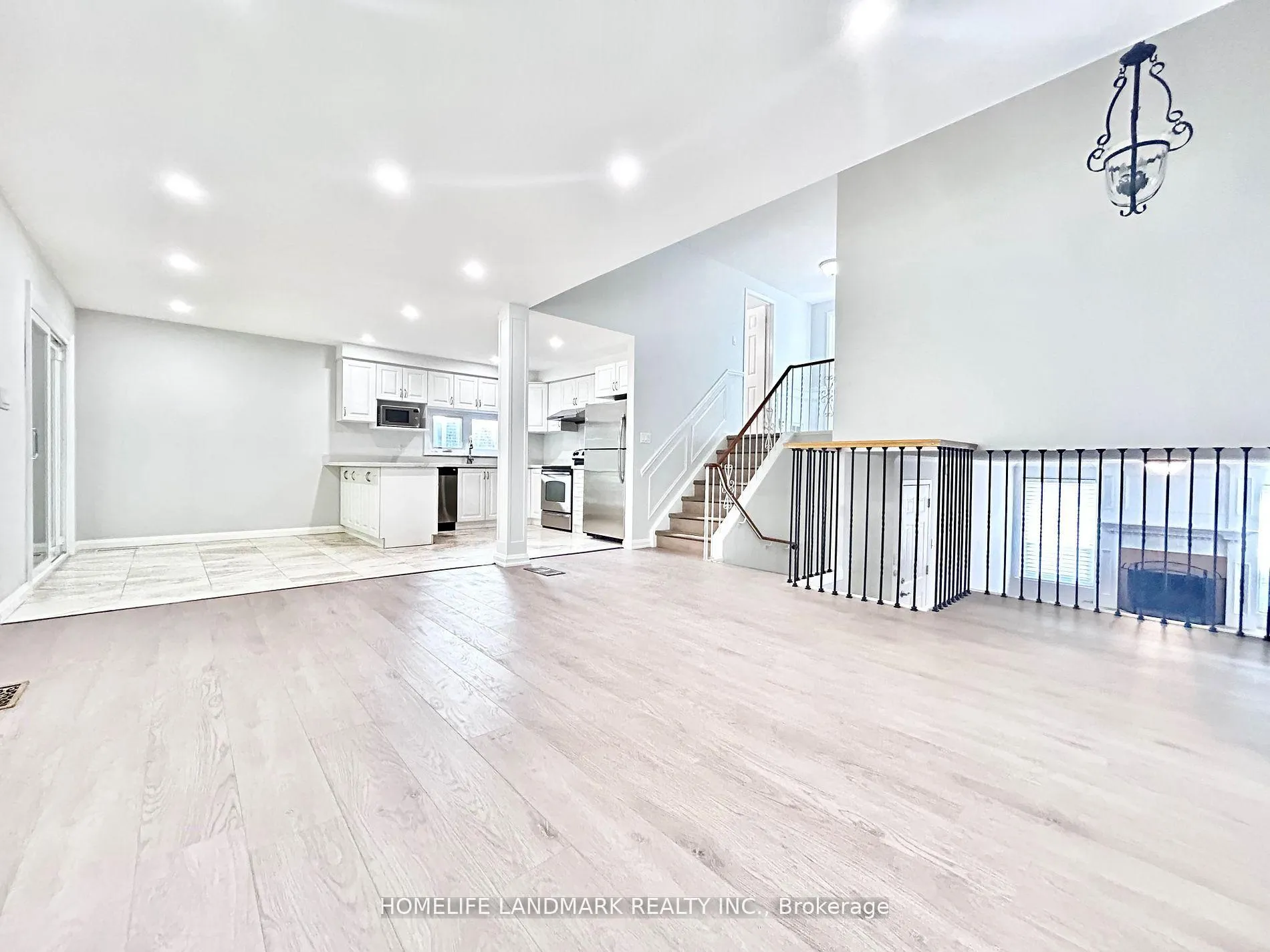 Photo 8 of 18 Summerfeldt Crescent, Markham, Unionville — HOMEH