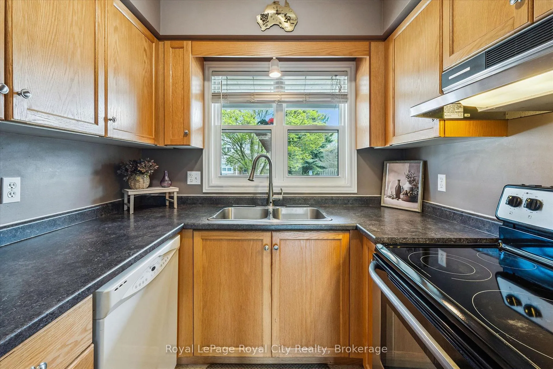 Photo 2 of Unit 24, 240 London Road W, Guelph, Downtown — HOMEH