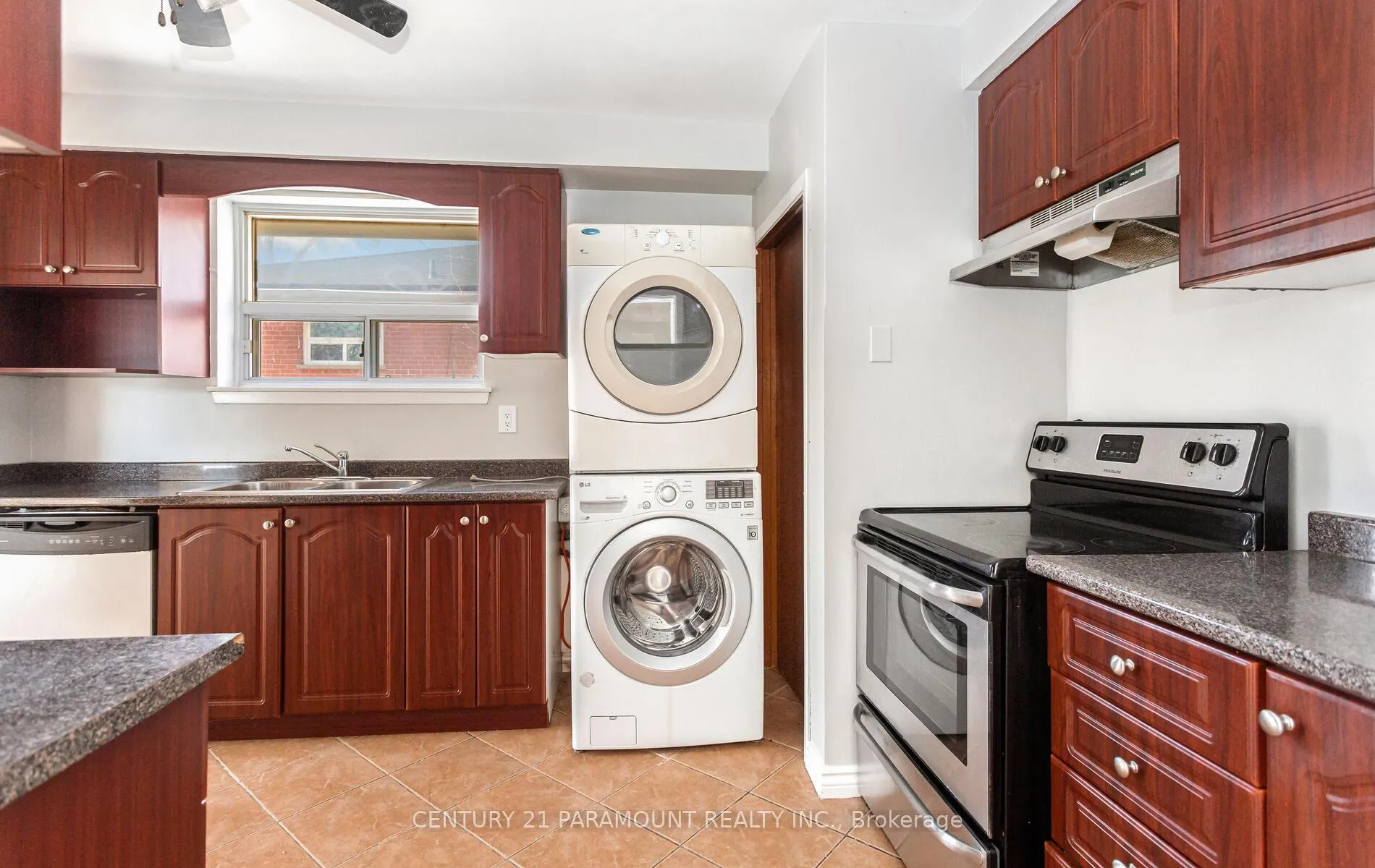 Photo 5 of 39 Aloma Crescent, Brampton, Avondale — HOMEH