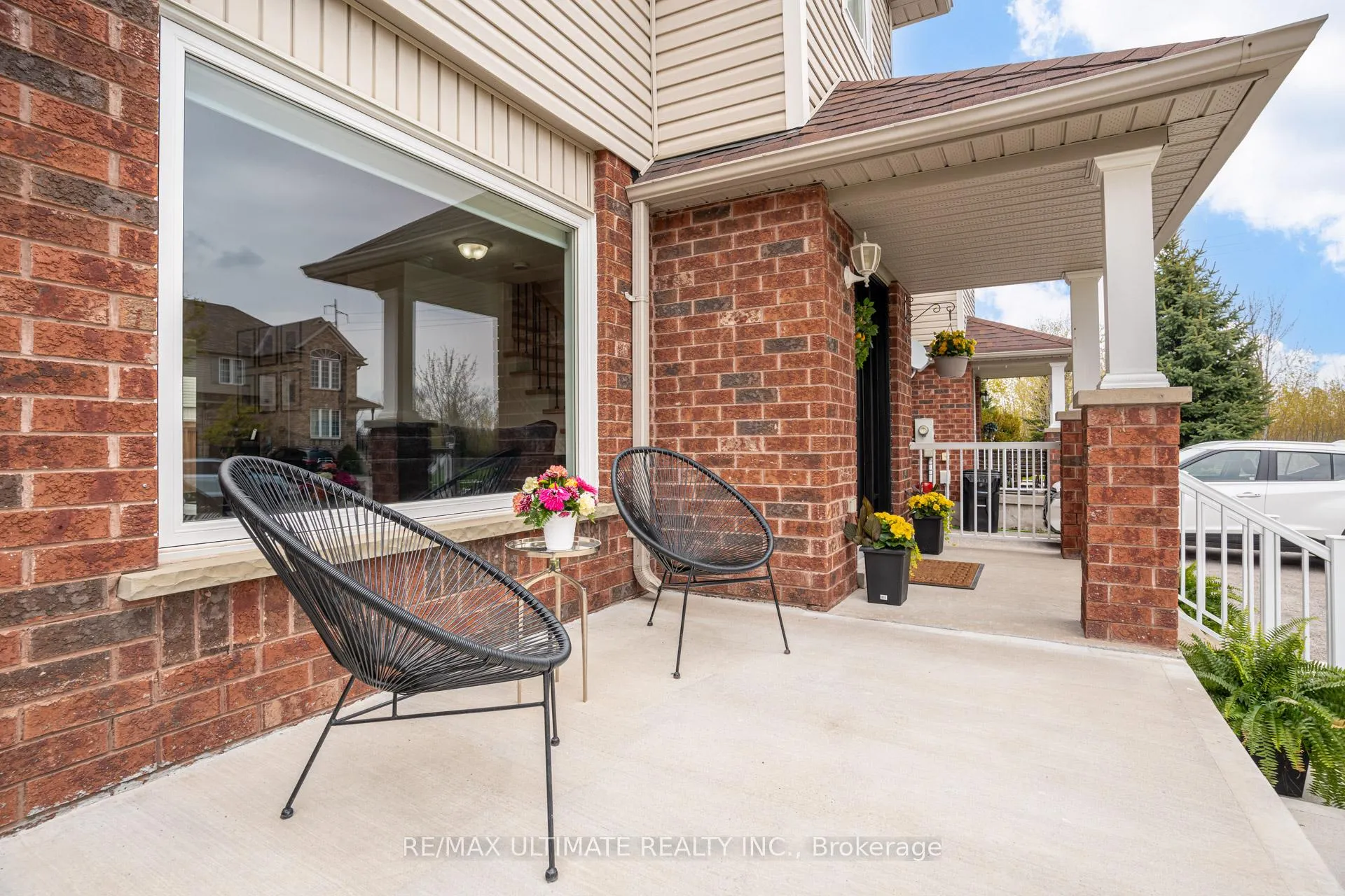 Photo 3 of 94 Thrushwood Drive, Barrie, 400 West — HOMEH