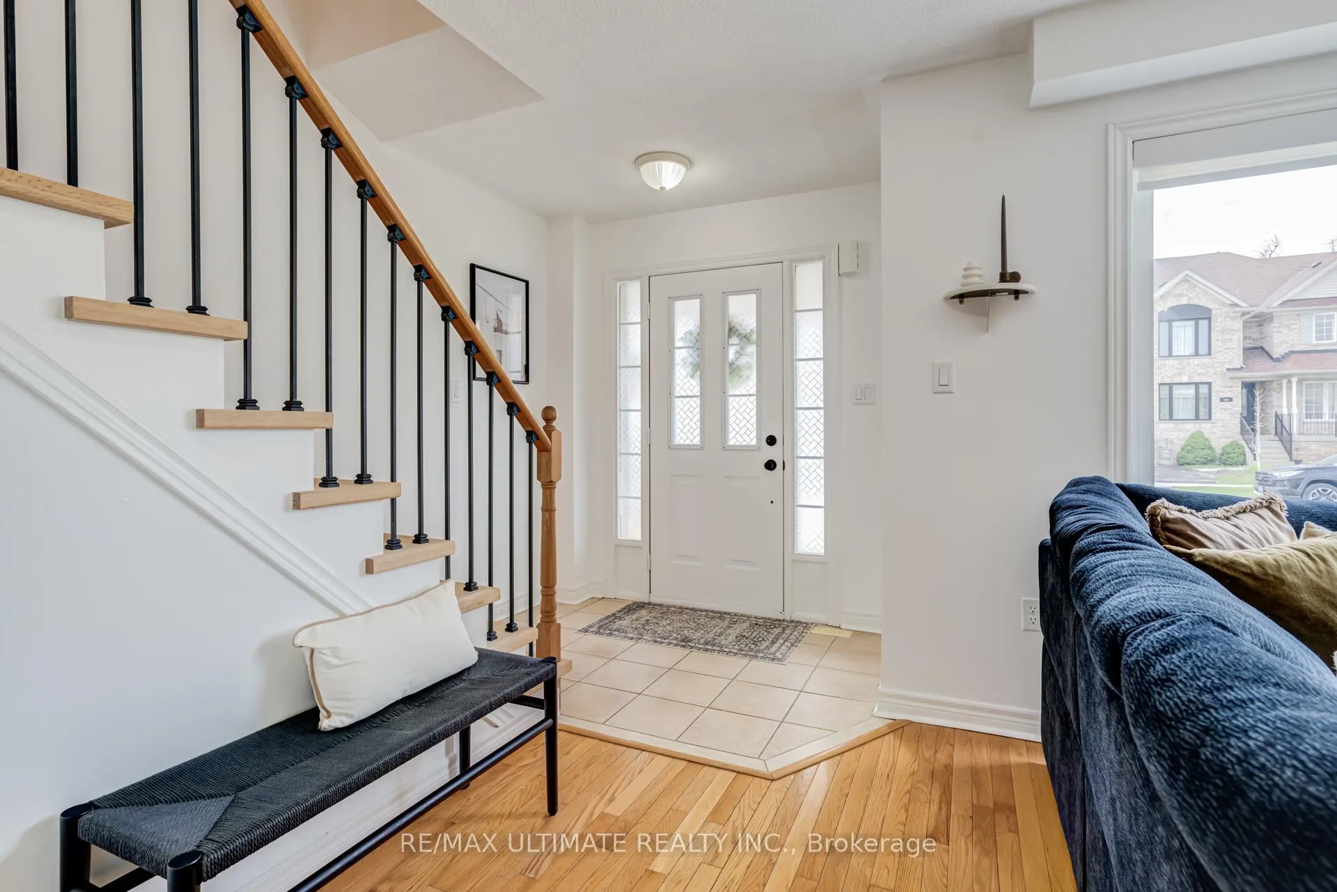 Photo 4 of 94 Thrushwood Drive, Barrie, 400 West — HOMEH
