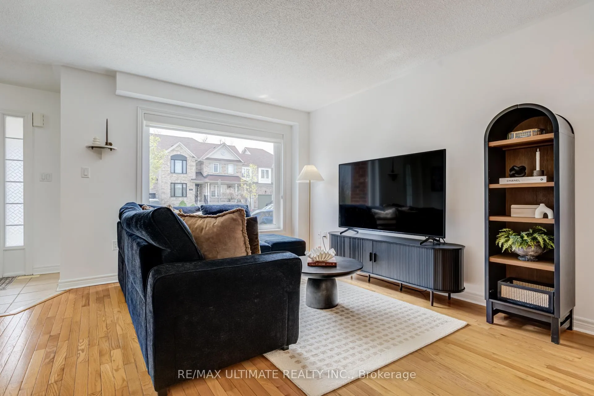 Photo 5 of 94 Thrushwood Drive, Barrie, 400 West — HOMEH