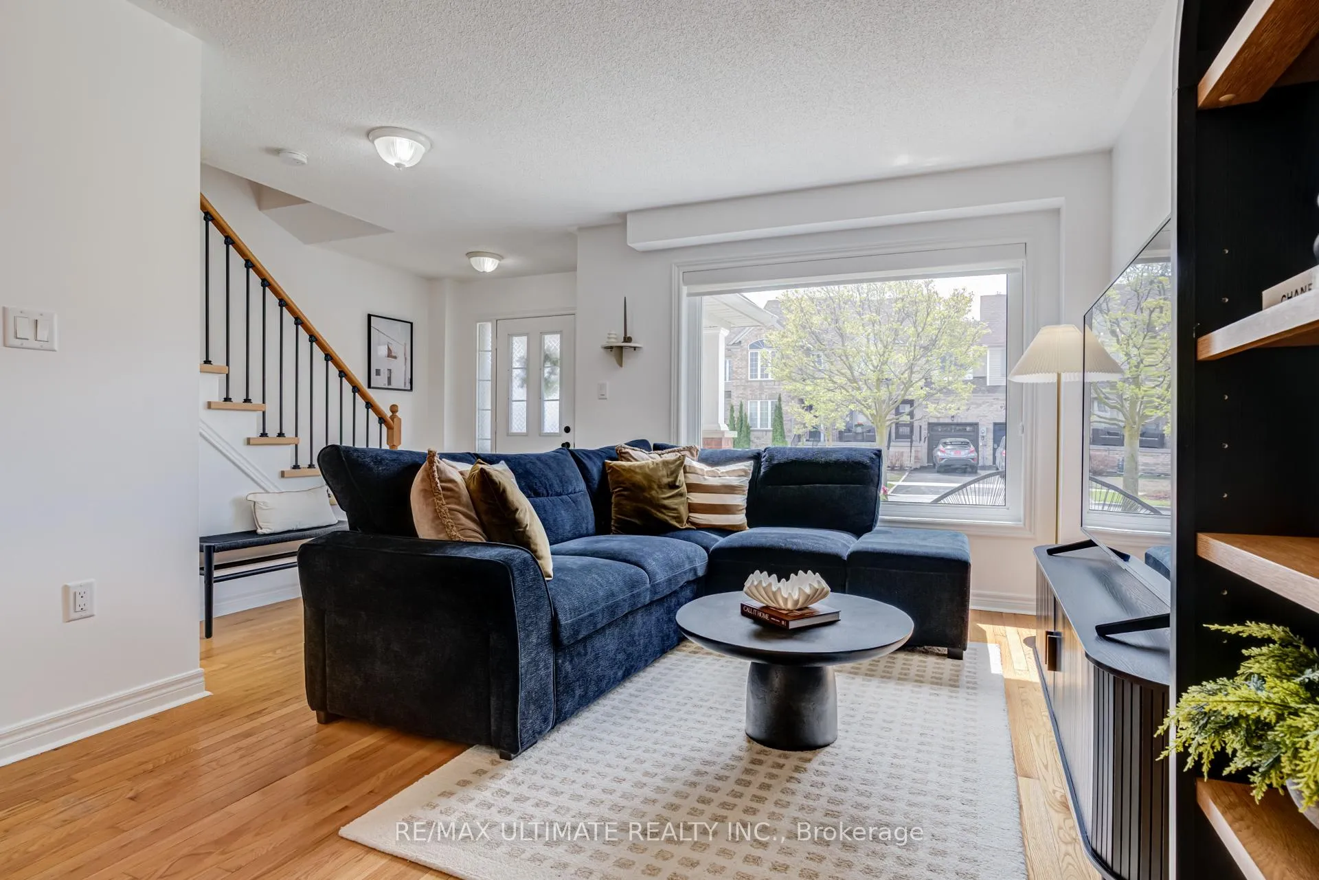 Photo 6 of 94 Thrushwood Drive, Barrie, 400 West — HOMEH