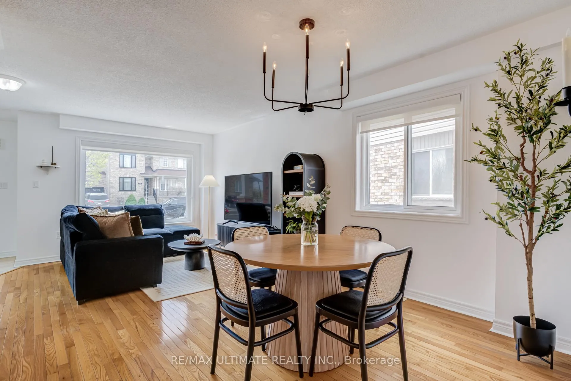 Photo 8 of 94 Thrushwood Drive, Barrie, 400 West — HOMEH