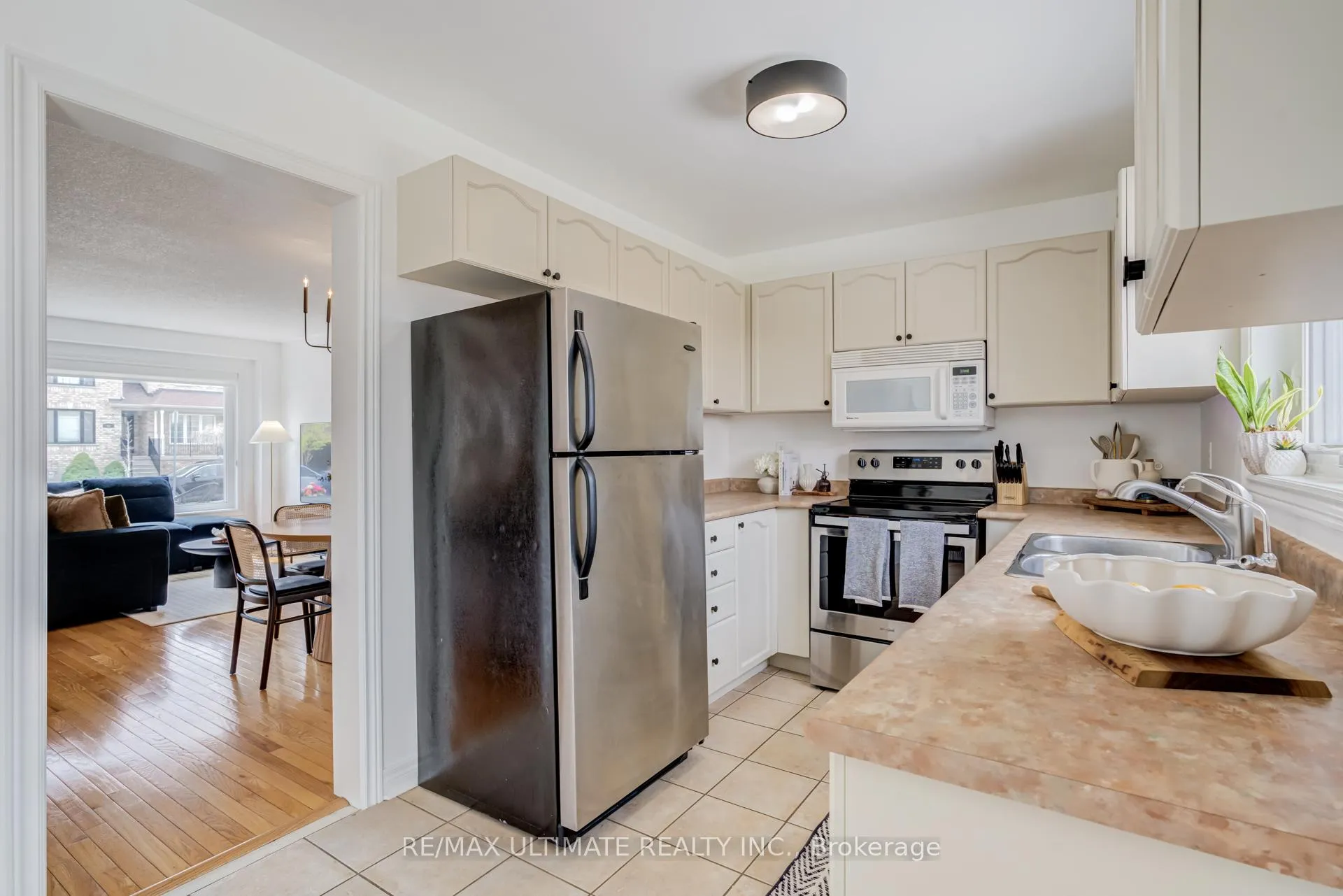 Photo 9 of 94 Thrushwood Drive, Barrie, 400 West — HOMEH