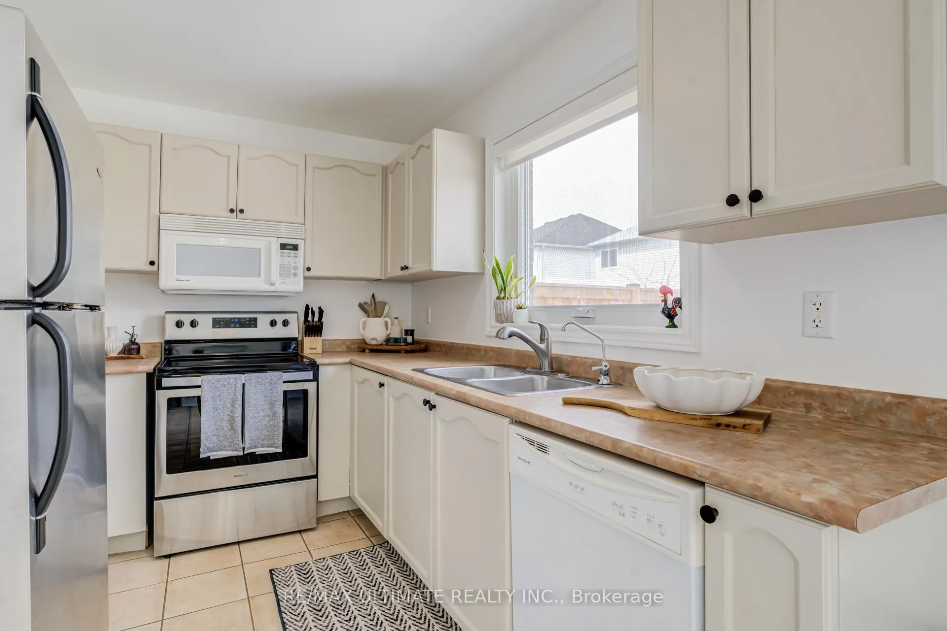 Photo 10 of 94 Thrushwood Drive, Barrie, 400 West — HOMEH