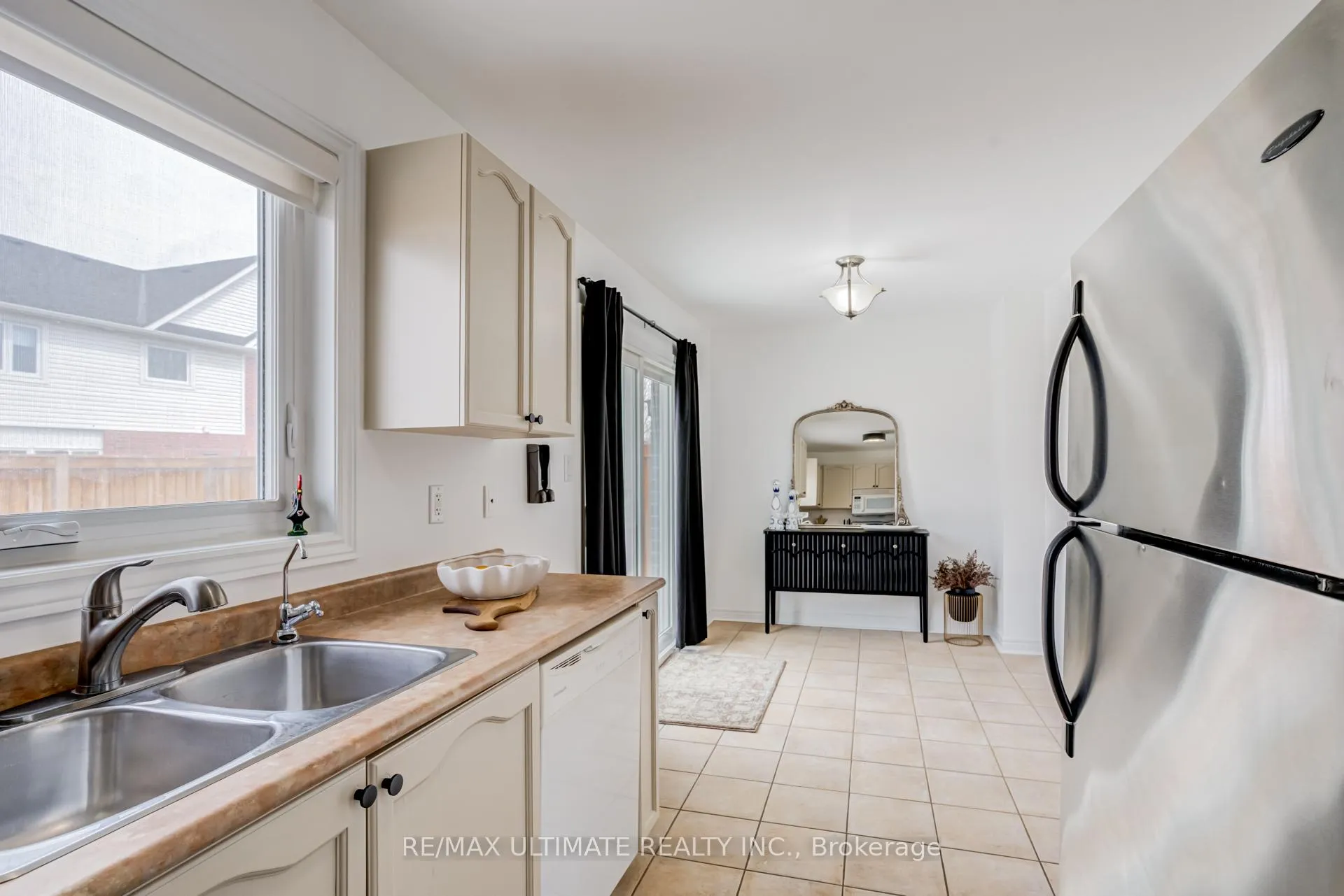 Photo 11 of 94 Thrushwood Drive, Barrie, 400 West — HOMEH