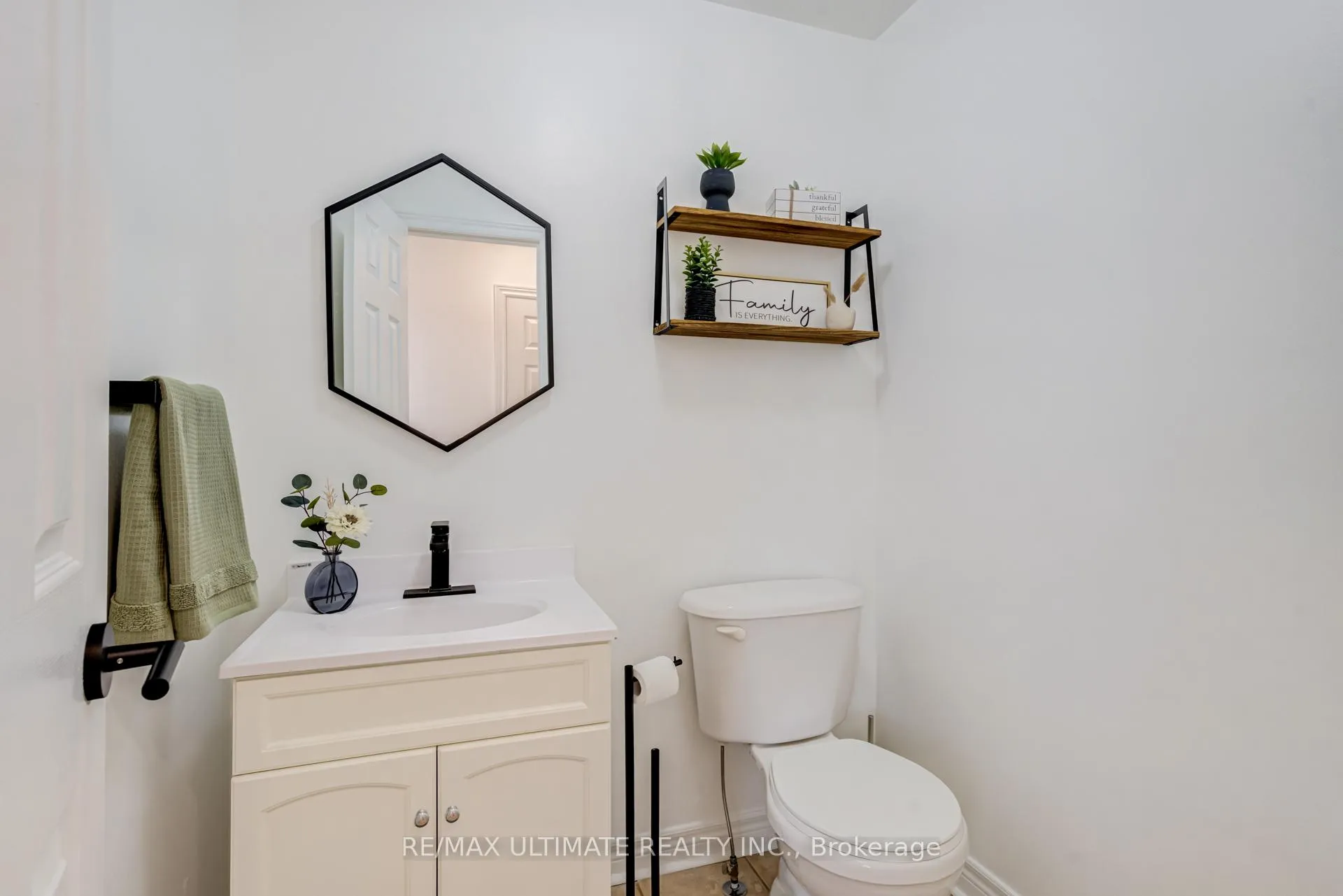 Photo 13 of 94 Thrushwood Drive, Barrie, 400 West — HOMEH