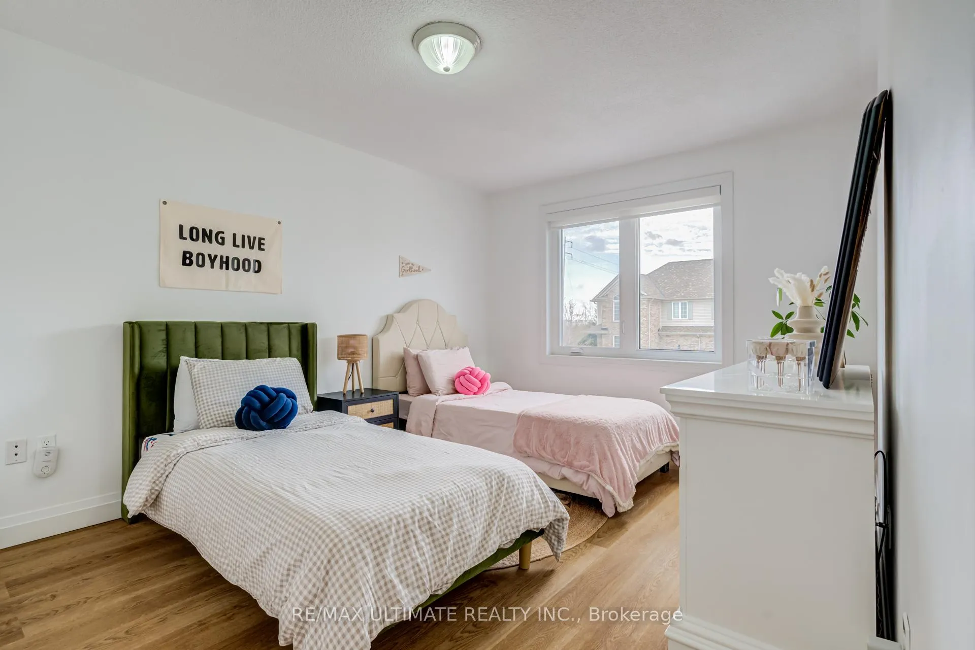 Photo 18 of 94 Thrushwood Drive, Barrie, 400 West — HOMEH