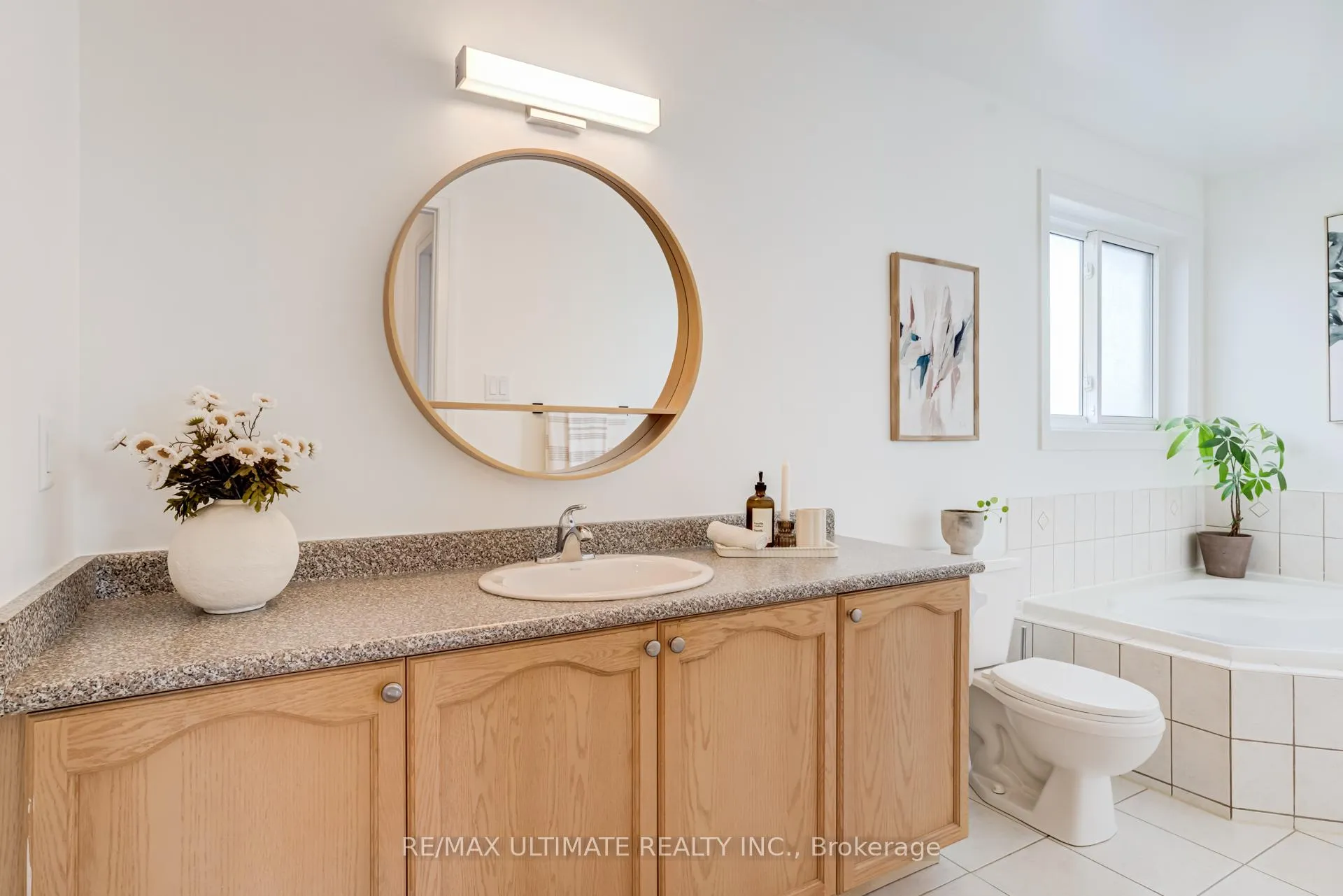 Photo 20 of 94 Thrushwood Drive, Barrie, 400 West — HOMEH