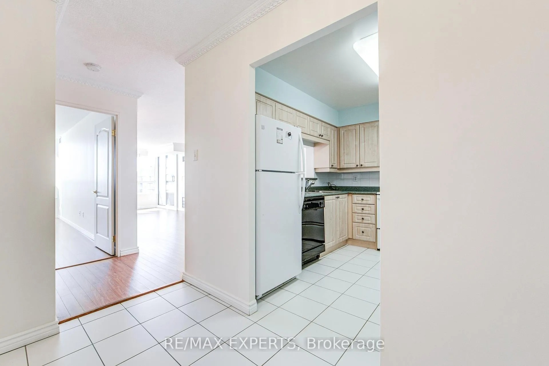 Photo 8 of Unit 1102, 11 Townsgate Drive, Vaughan, Crestwood-Springfarm-Yorkhill — HOMEH