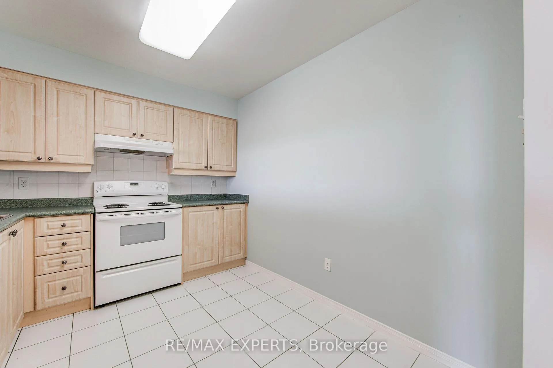 Photo 11 of Unit 1102, 11 Townsgate Drive, Vaughan, Crestwood-Springfarm-Yorkhill — HOMEH