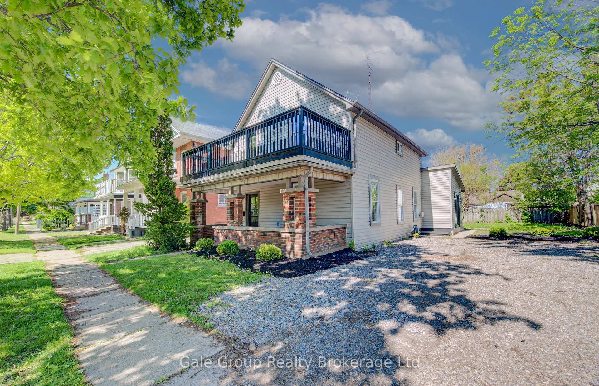 Photo of 203 Talbot Street S