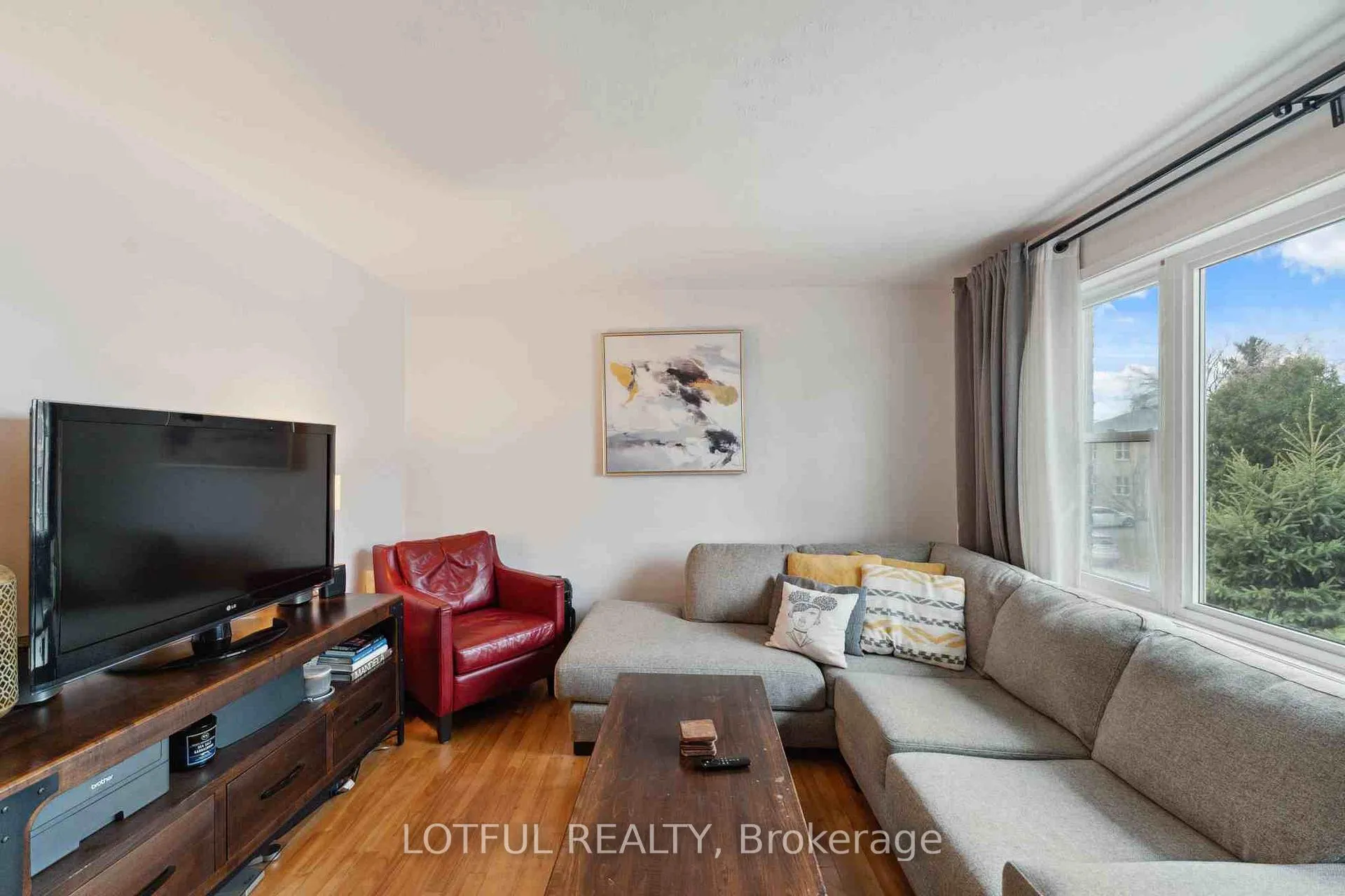 Photo 3 of Unit B, 2427 Chasseur Avenue, Ottawa, Heron Park — HOMEH