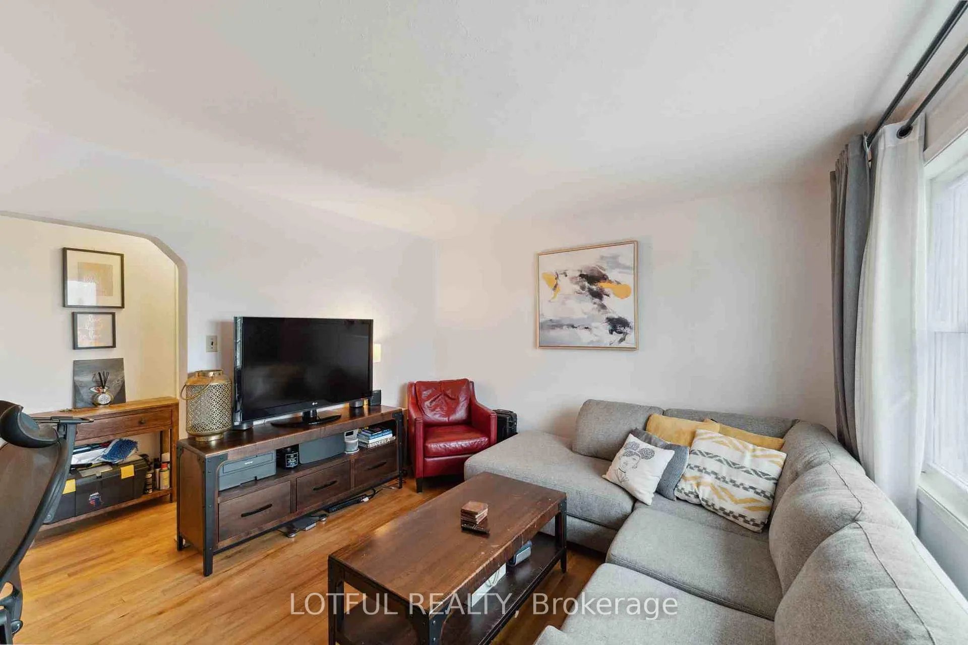 Photo 4 of Unit B, 2427 Chasseur Avenue, Ottawa, Heron Park — HOMEH