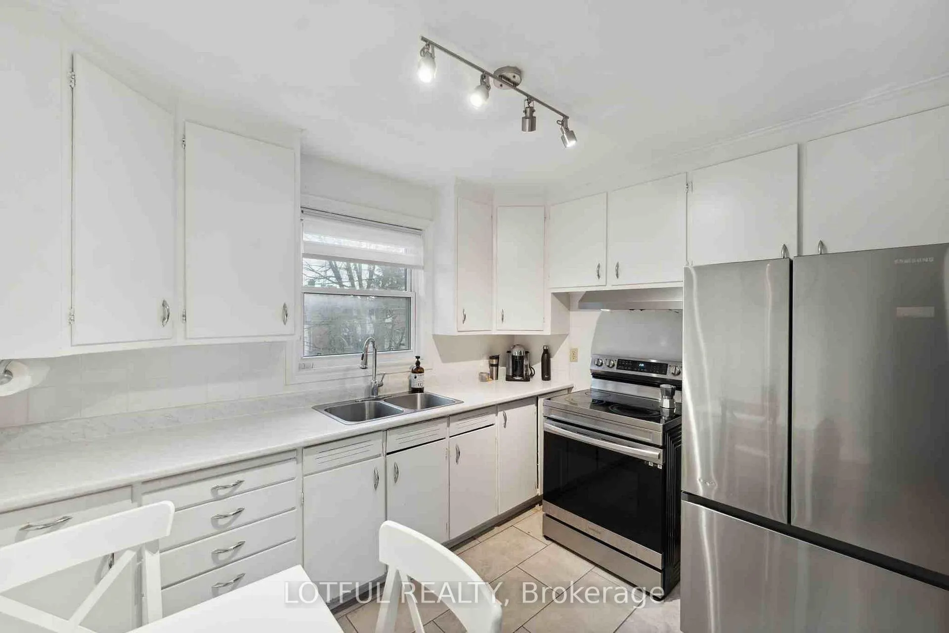 Photo 5 of Unit B, 2427 Chasseur Avenue, Ottawa, Heron Park — HOMEH