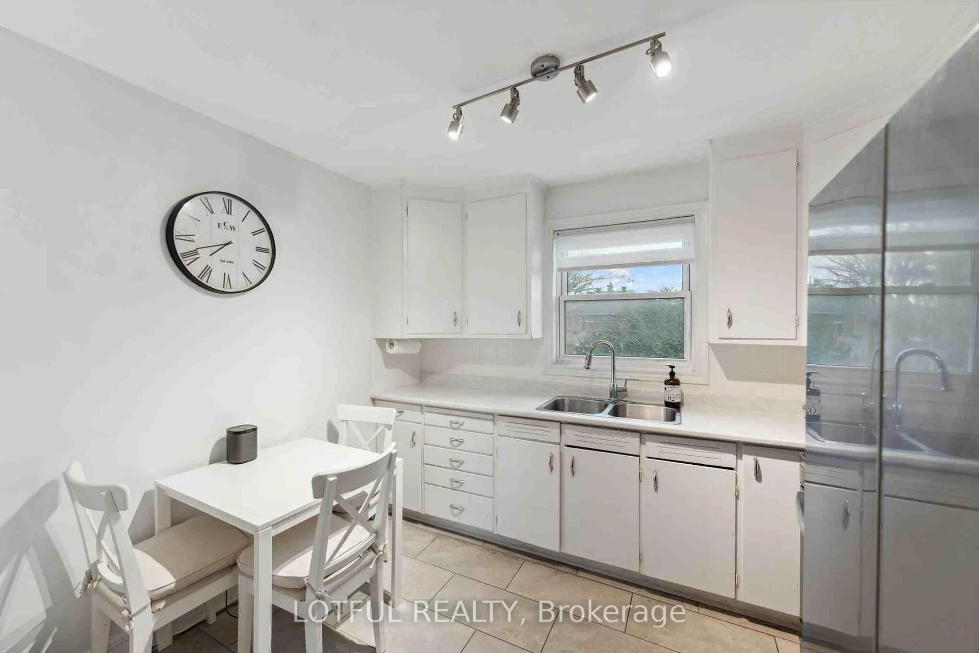 Photo 6 of Unit B, 2427 Chasseur Avenue, Ottawa, Heron Park — HOMEH