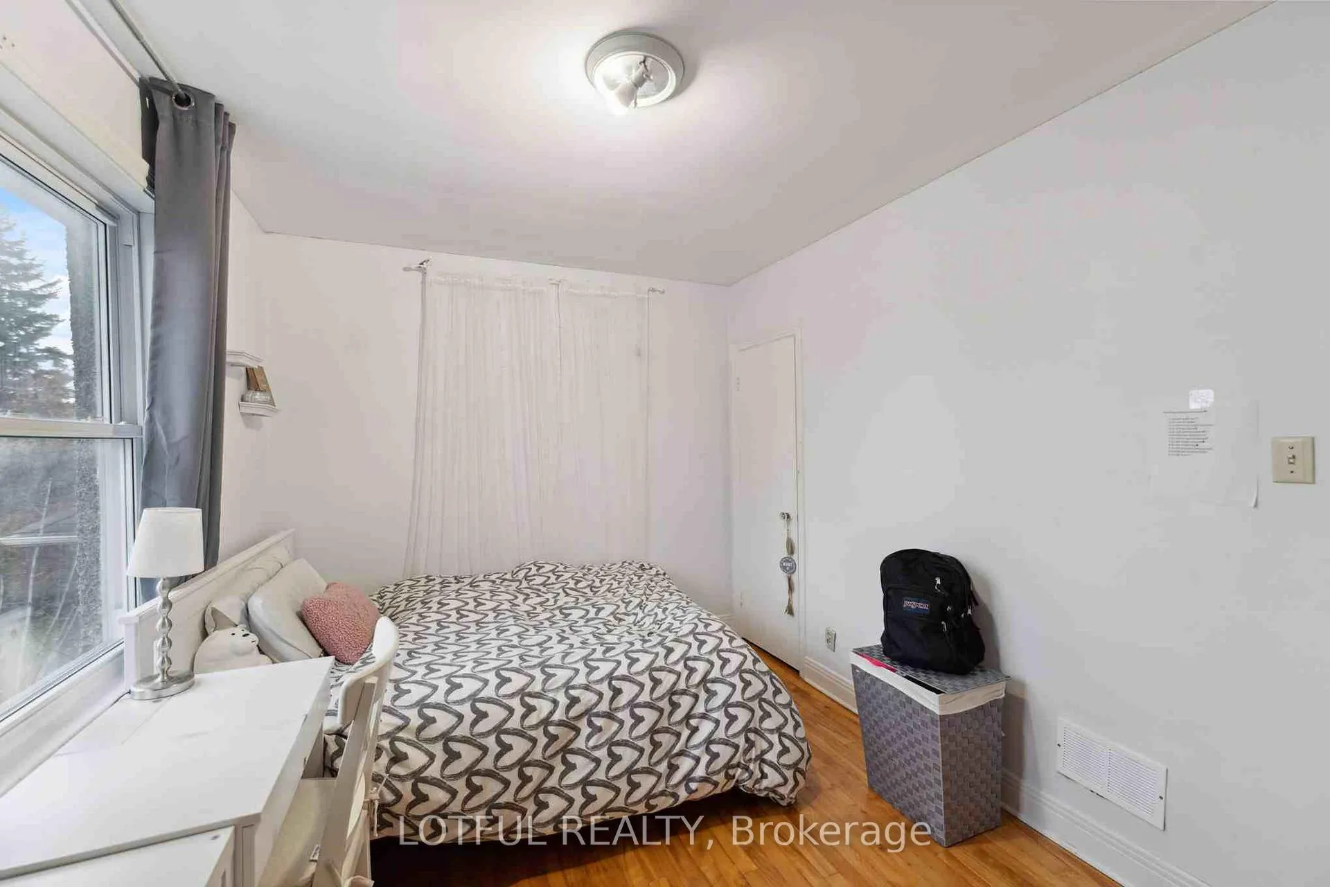 Photo 8 of Unit B, 2427 Chasseur Avenue, Ottawa, Heron Park — HOMEH