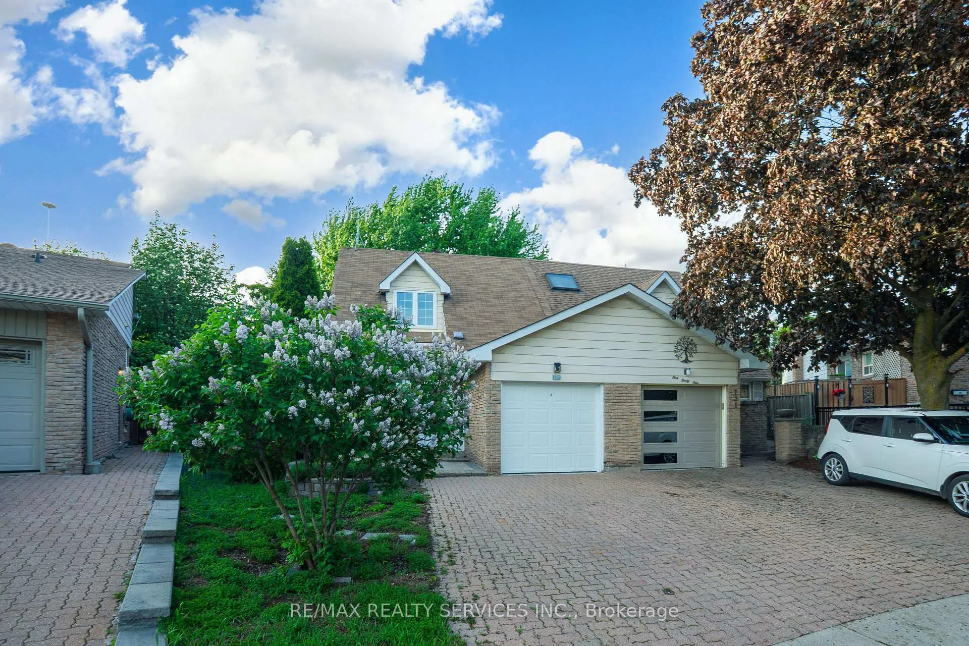 Photo 2 of 129 Salisbury Circle, Brampton, Brampton North — HOMEH