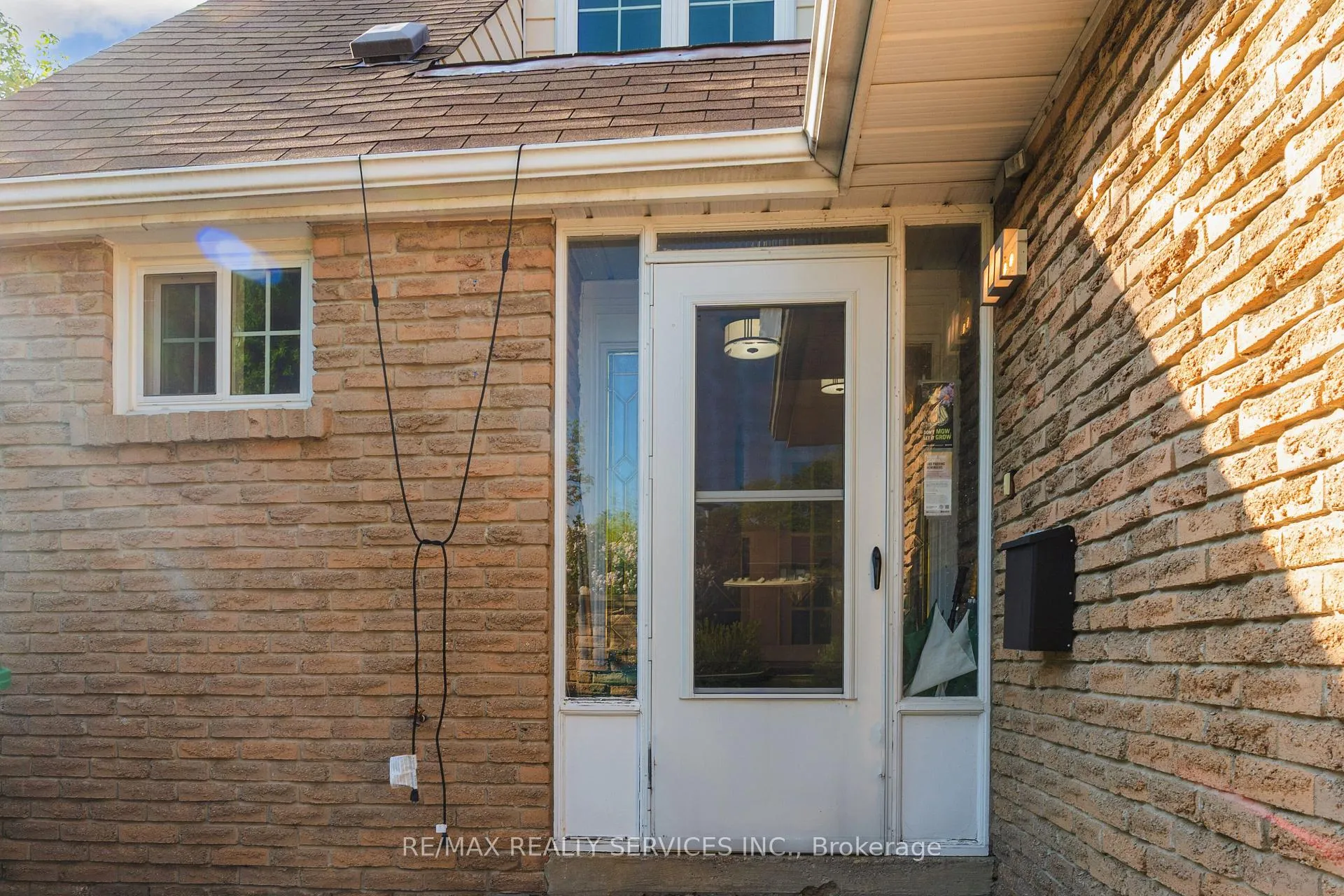 Photo 3 of 129 Salisbury Circle, Brampton, Brampton North — HOMEH