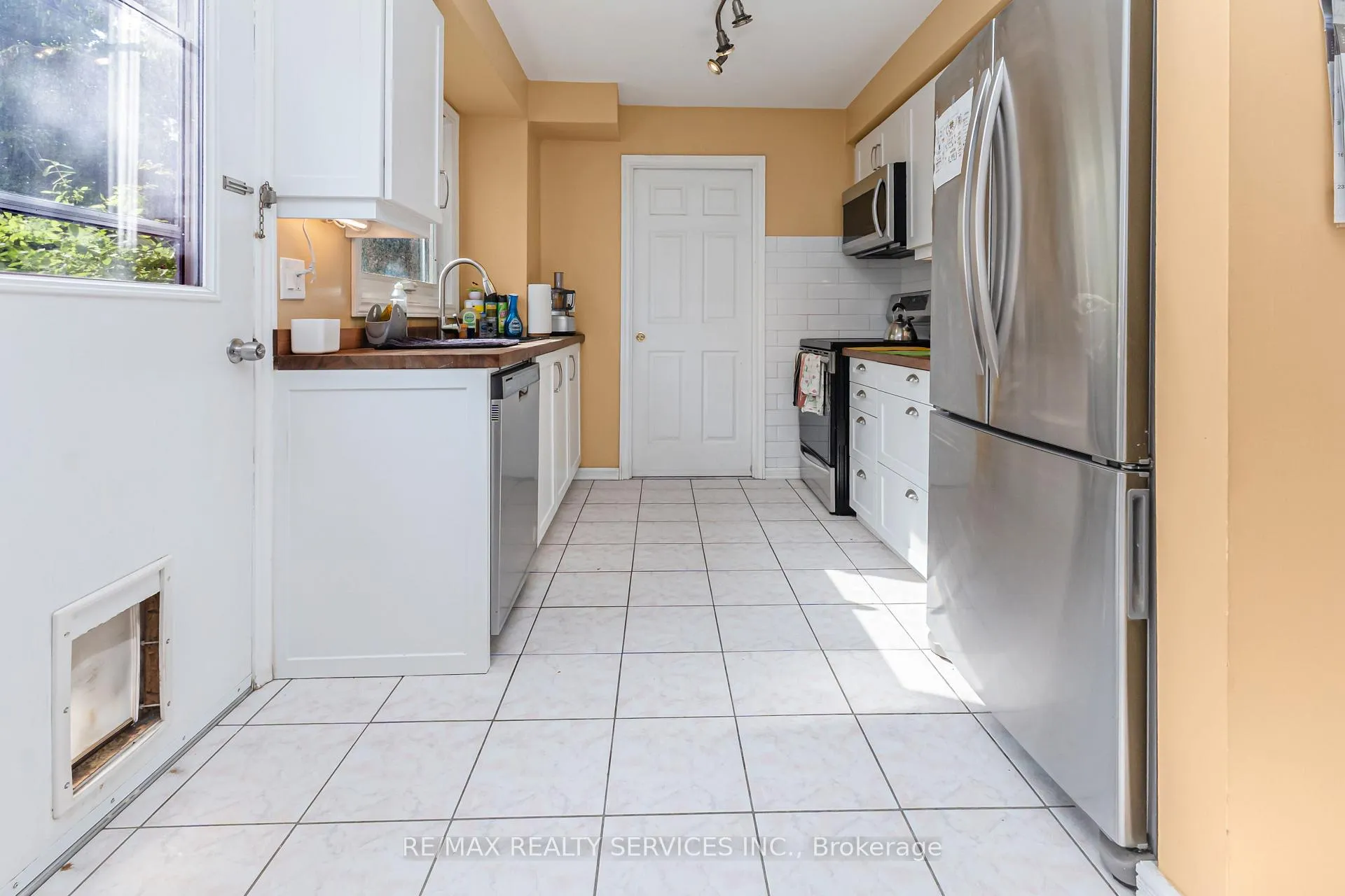 Photo 15 of 129 Salisbury Circle, Brampton, Brampton North — HOMEH