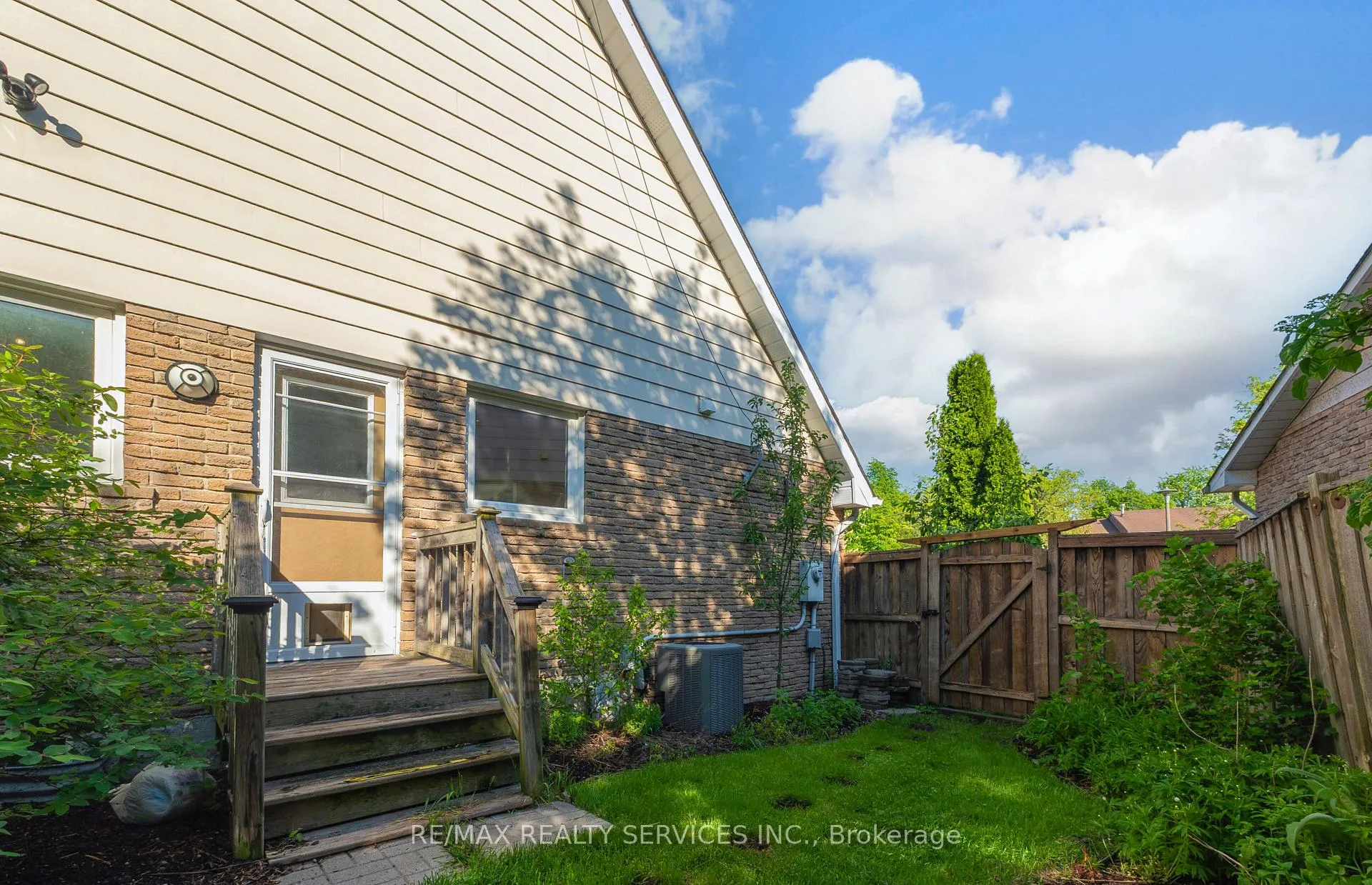 Photo 43 of 129 Salisbury Circle, Brampton, Brampton North — HOMEH