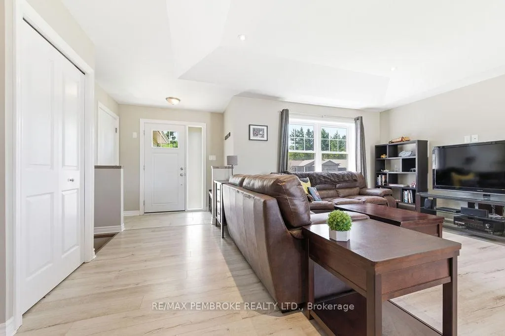 Photo 7 of 46 Dustin Drive, Petawawa — HOMEH