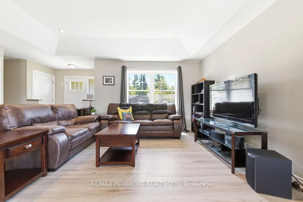 Photo 8 of 46 Dustin Drive, Petawawa — HOMEH
