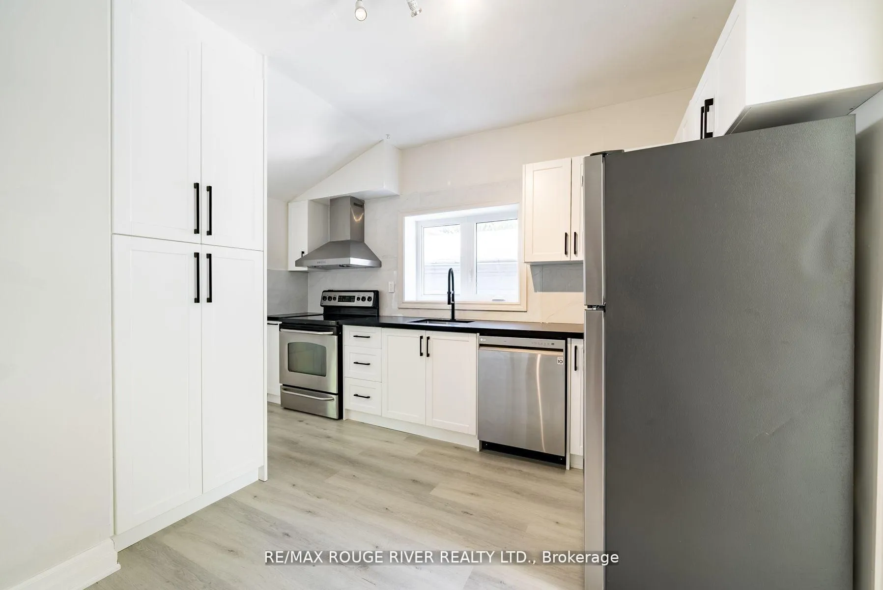 Photo 9 of 513 Ritson Road N, Oshawa, O'Neill — HOMEH