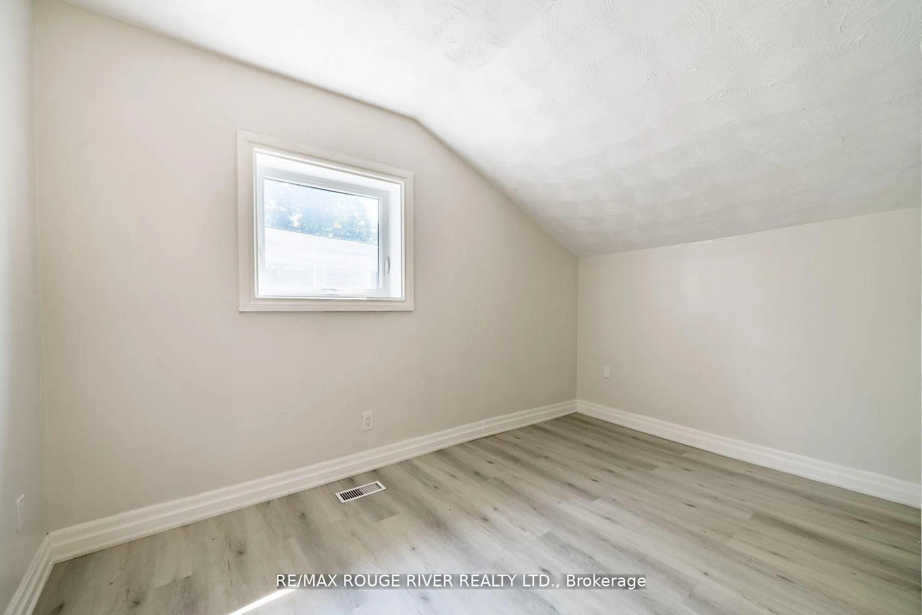 Photo 13 of 513 Ritson Road N, Oshawa, O'Neill — HOMEH