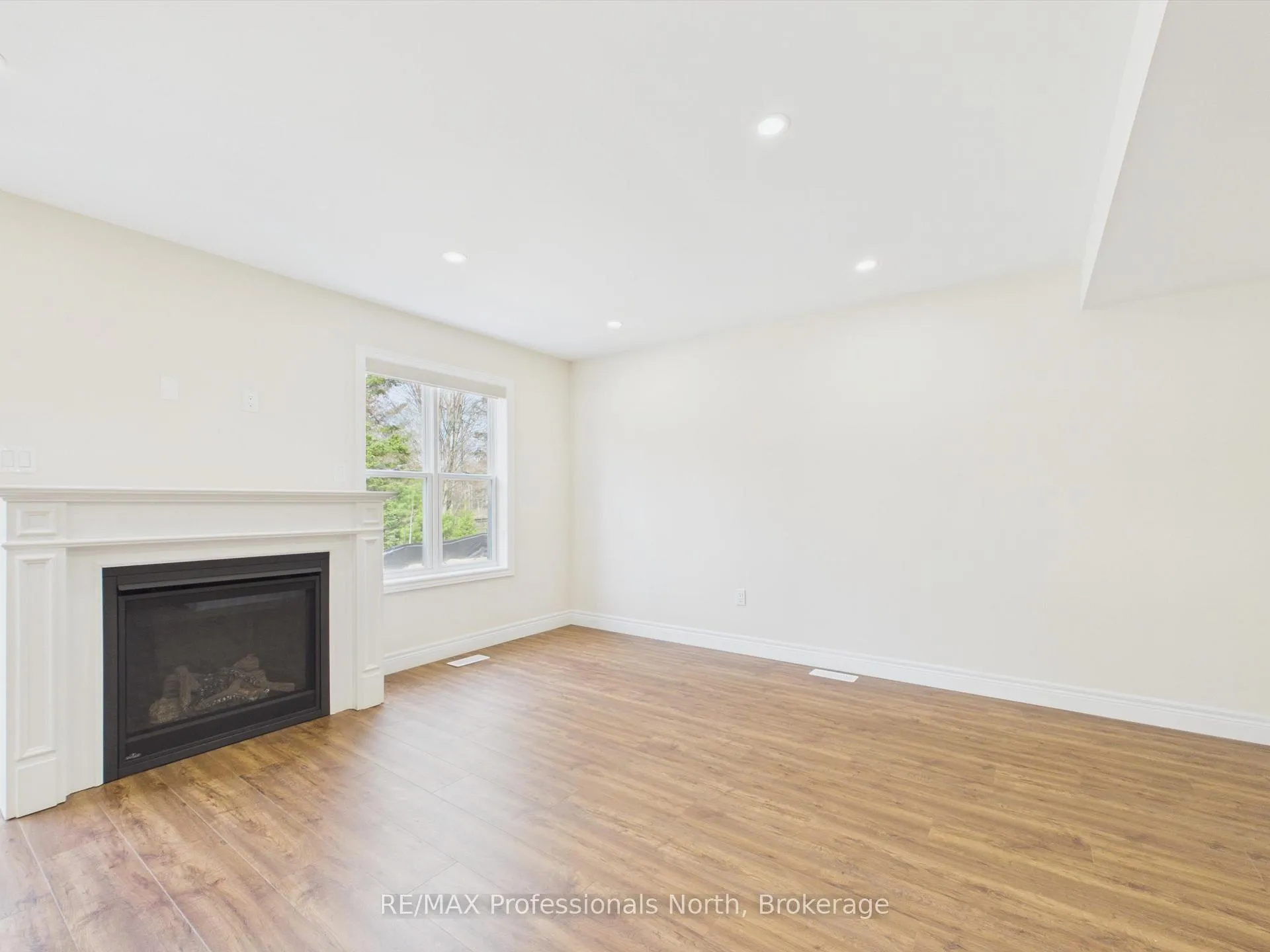 Photo 4 of 18 McConnell Crescent, Bracebridge, Macaulay — HOMEH