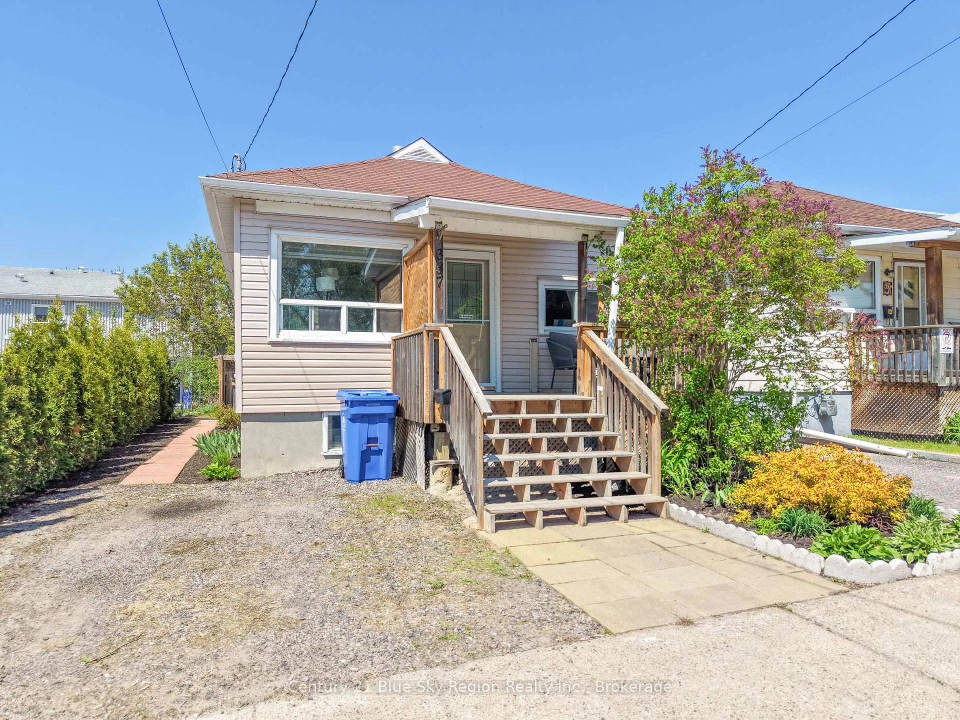 Front of 337 King Street W