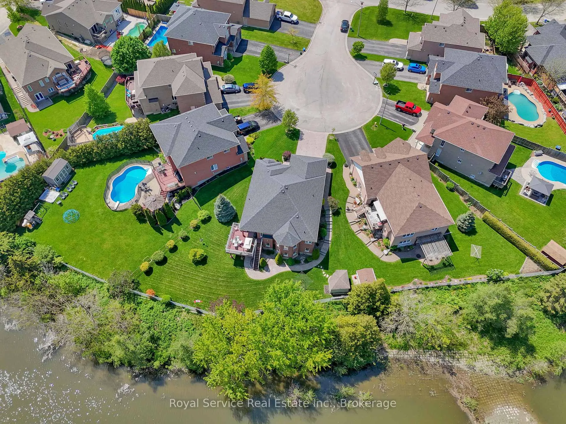 Photo 2 of 18 Dolan Court, Clarington, Bowmanville — HOMEH