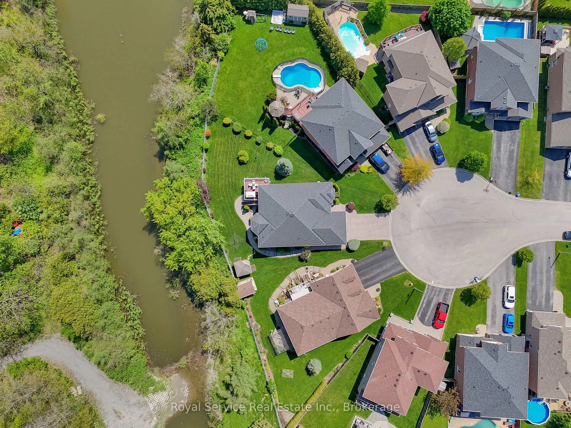 Photo 3 of 18 Dolan Court, Clarington, Bowmanville — HOMEH