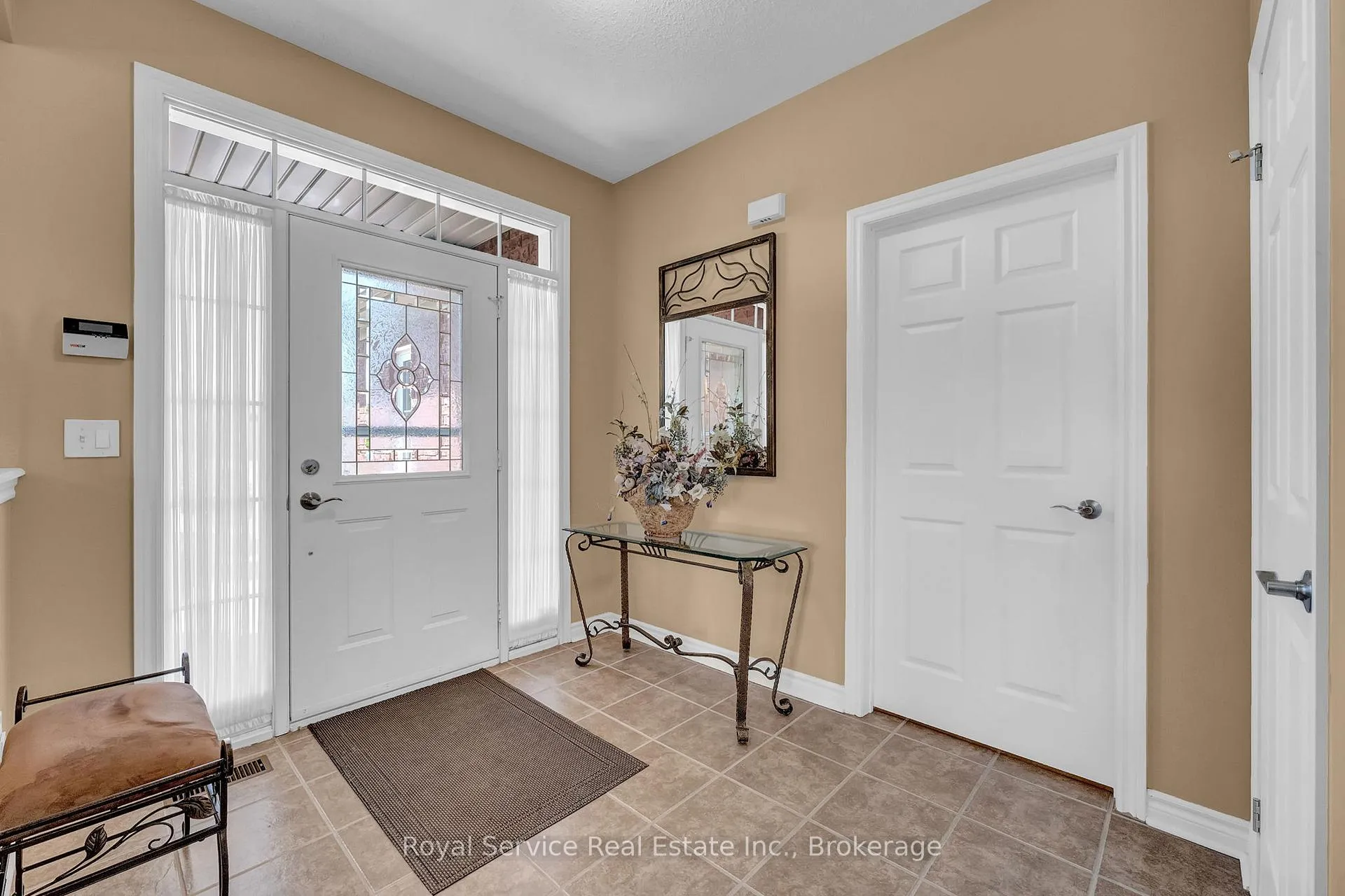 Photo 9 of 18 Dolan Court, Clarington, Bowmanville — HOMEH
