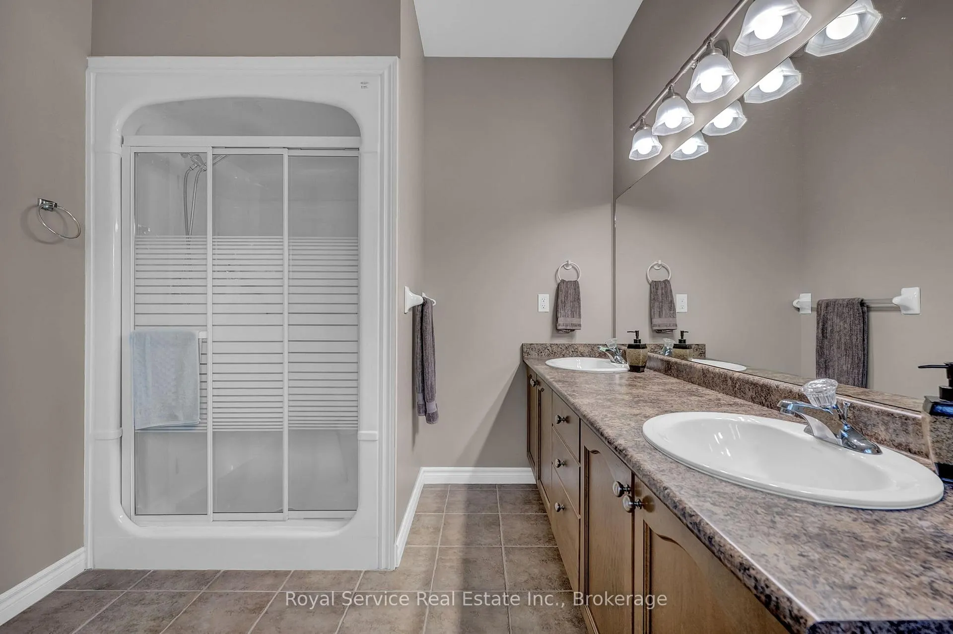 Photo 25 of 18 Dolan Court, Clarington, Bowmanville — HOMEH