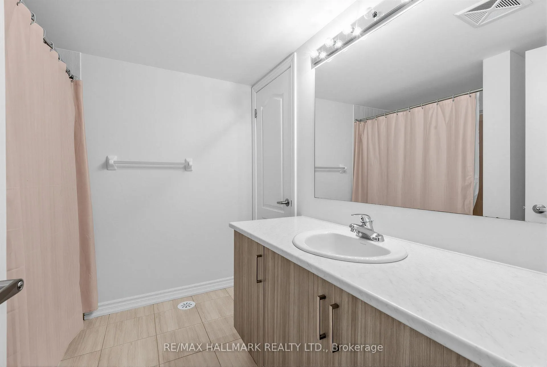 Photo 10 of Unit 25, 181 Parktree Drive, Vaughan, Maple — HOMEH