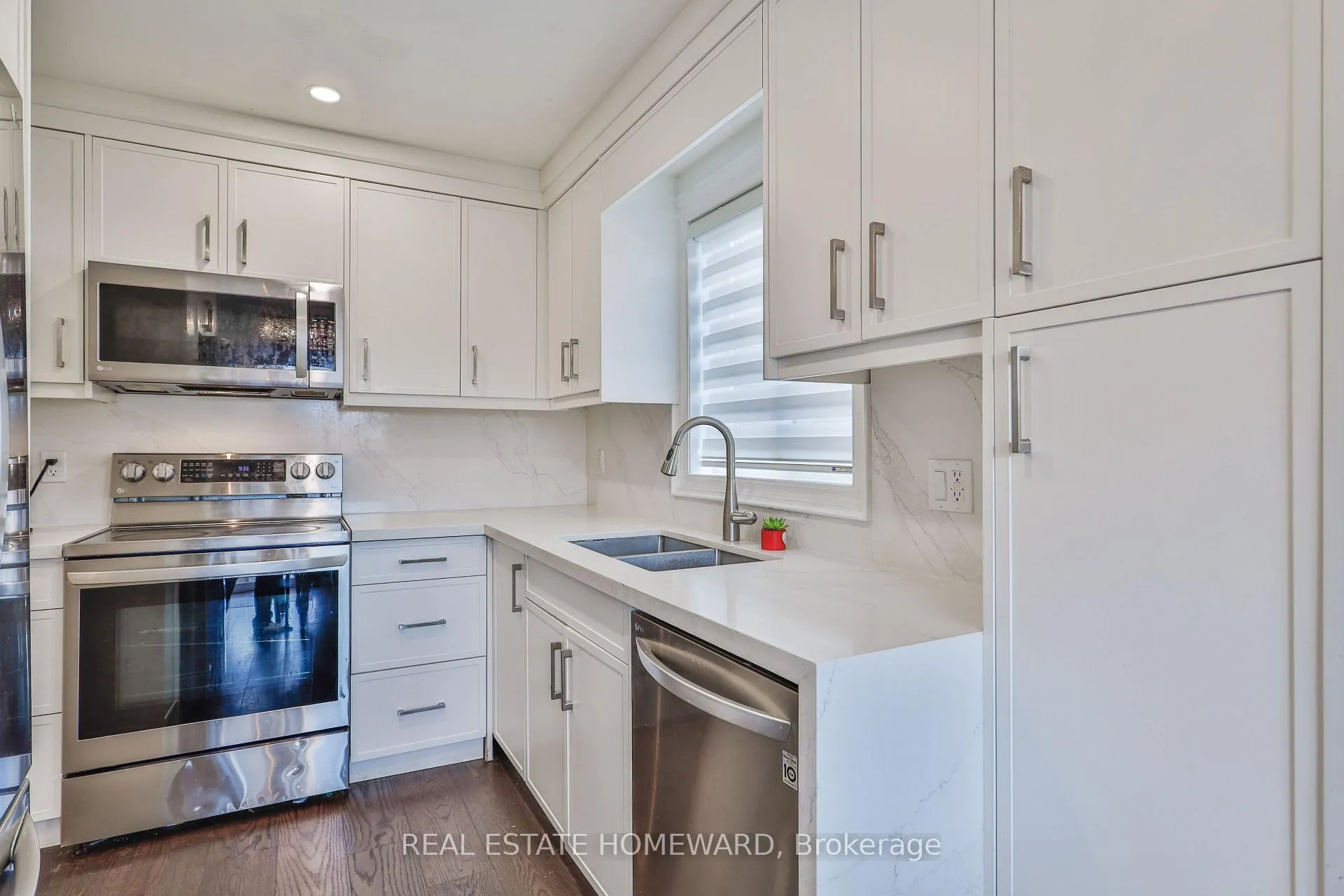 Photo 10 of 20 Masters Drive, Barrie, East Bayfield — HOMEH