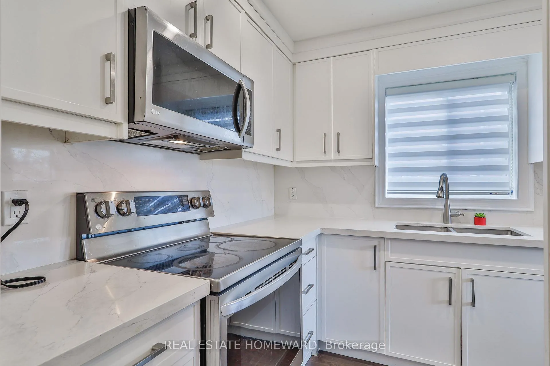 Photo 11 of 20 Masters Drive, Barrie, East Bayfield — HOMEH
