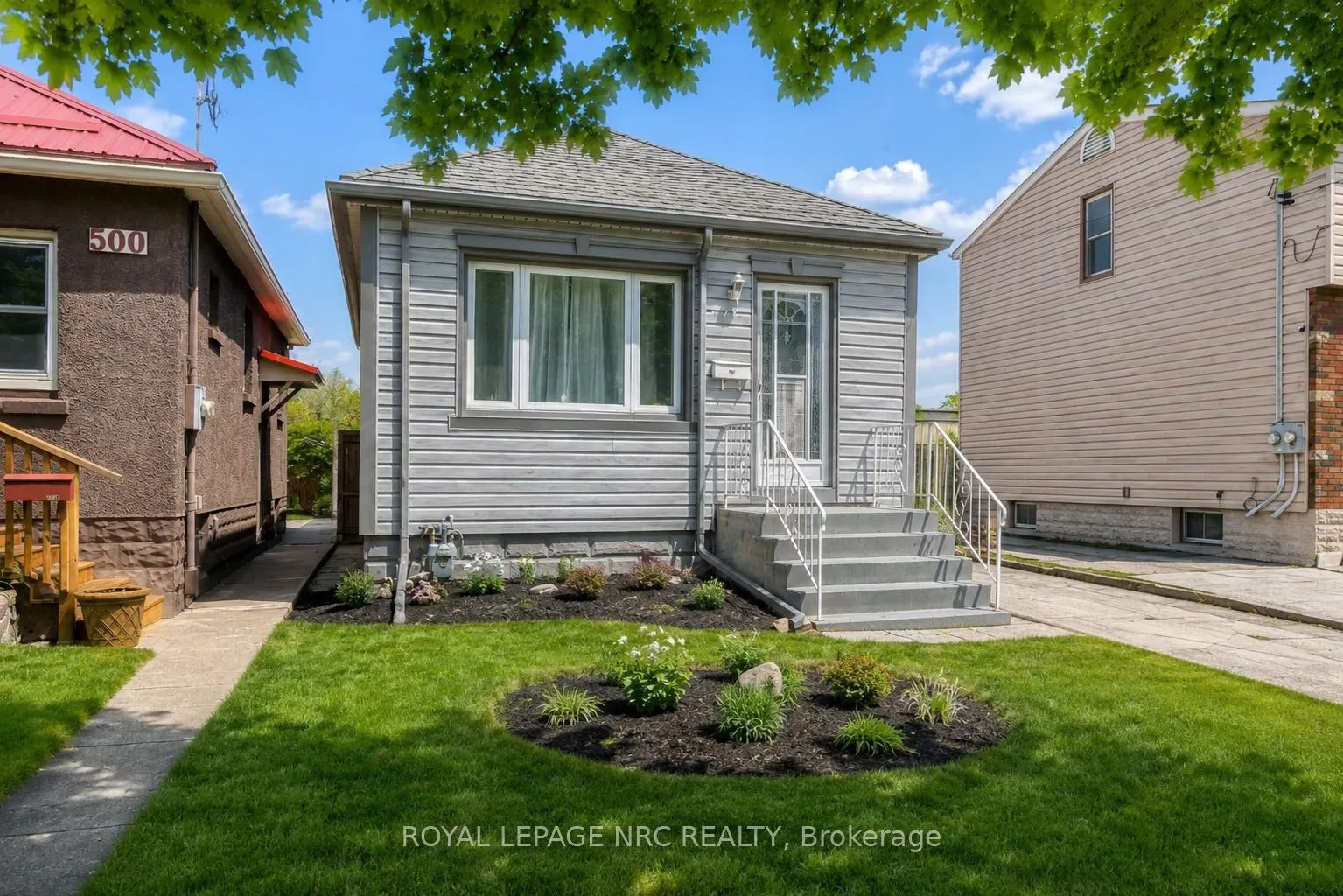 Front of 498 Scholfield Avenue N