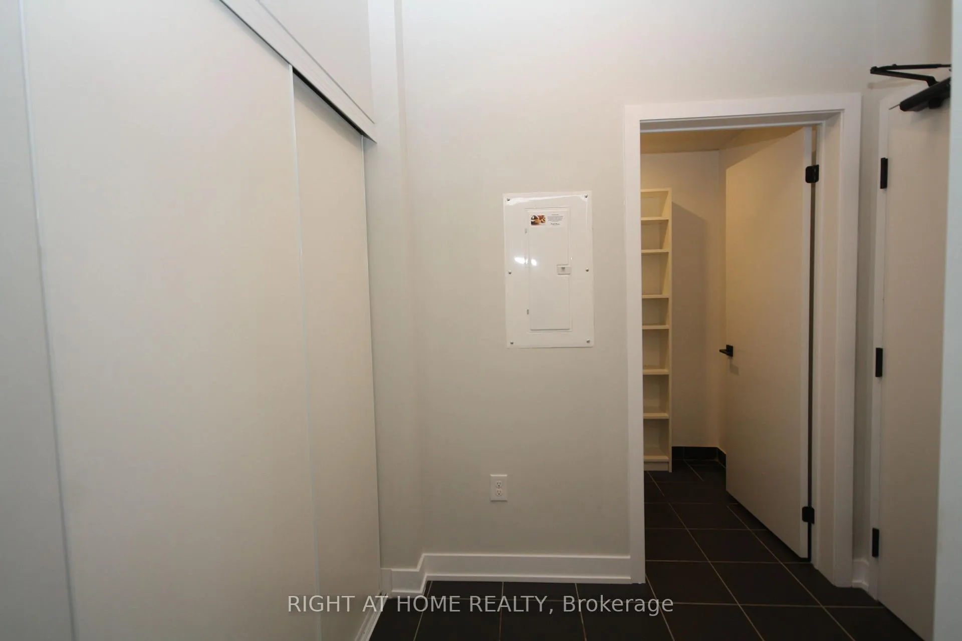 Photo 5 of Unit 108, 5 Chef Lane, Barrie, Rural Barrie Southeast — HOMEH