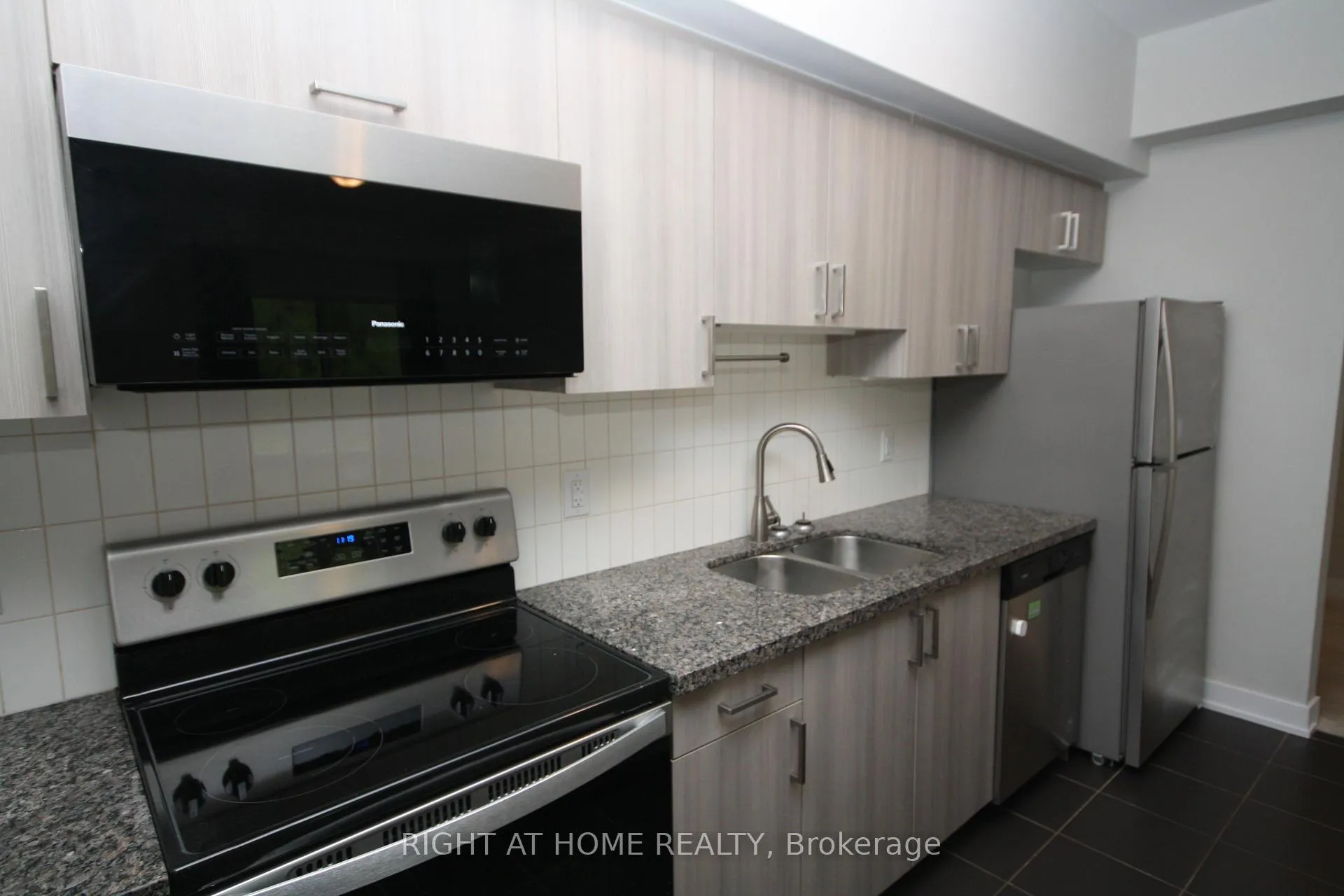 Photo 10 of Unit 108, 5 Chef Lane, Barrie, Rural Barrie Southeast — HOMEH