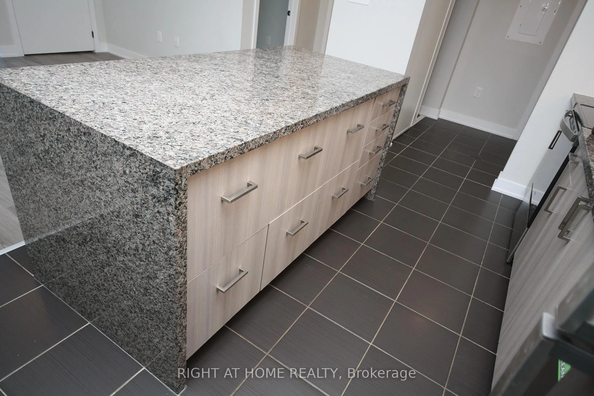 Photo 13 of Unit 108, 5 Chef Lane, Barrie, Rural Barrie Southeast — HOMEH
